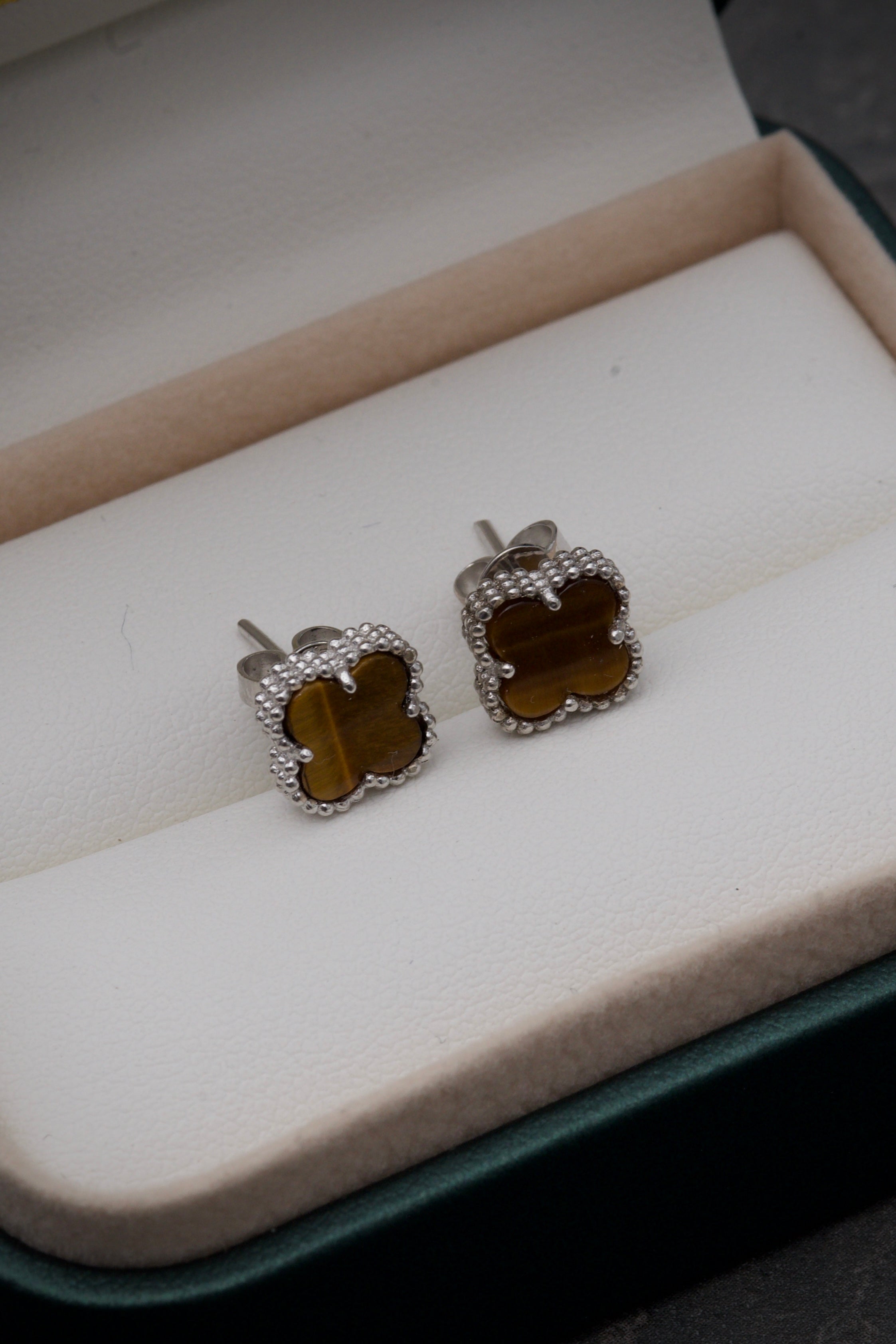 Topos lucky clover piedra cafe 2.2gr / Largo 0.8cm / Oro Blanco Nac M