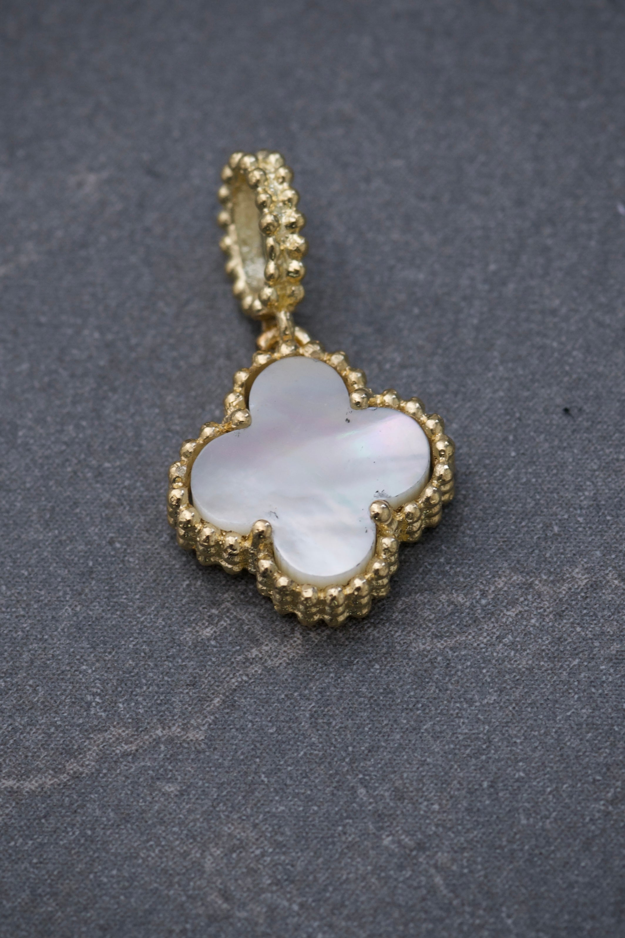 Dije lucky clover piedra blanca 1.05gr / Largo 1.5cm — Oro Amarillo