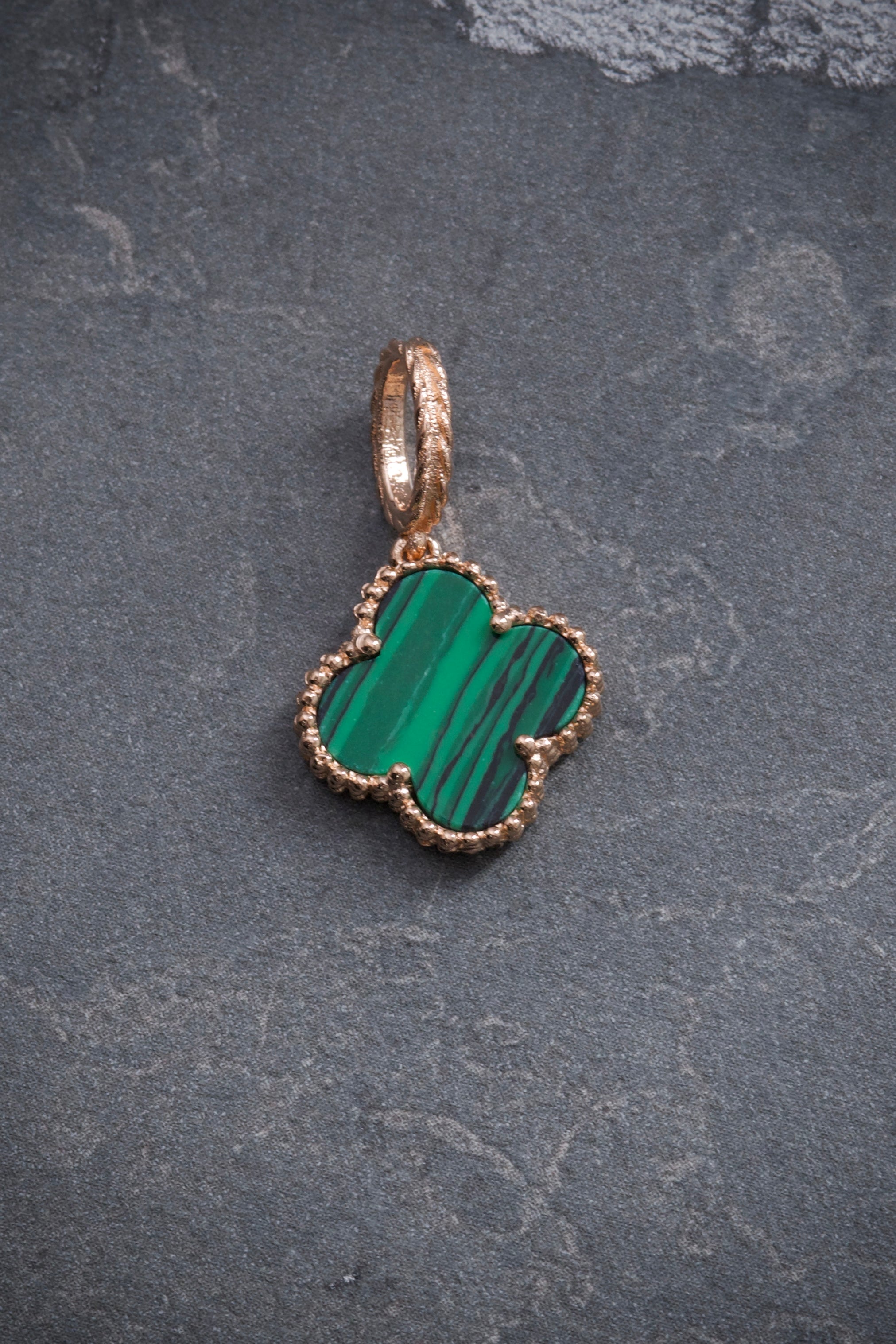 Dije lukcy clover piedra verde 1.9gr / Largo 2.5cm / Oro Rosado Nac B