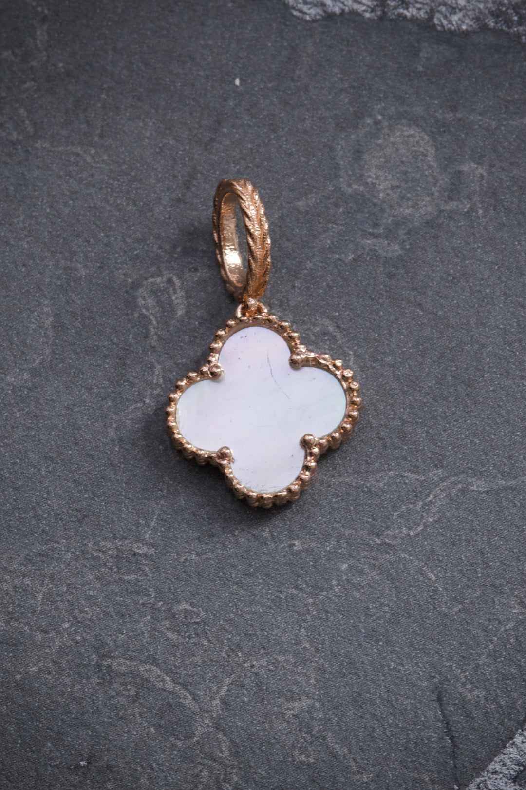 Dije lucky clover piedra blanca 1.9gr / Largo 2.4cm — Oro Rosado