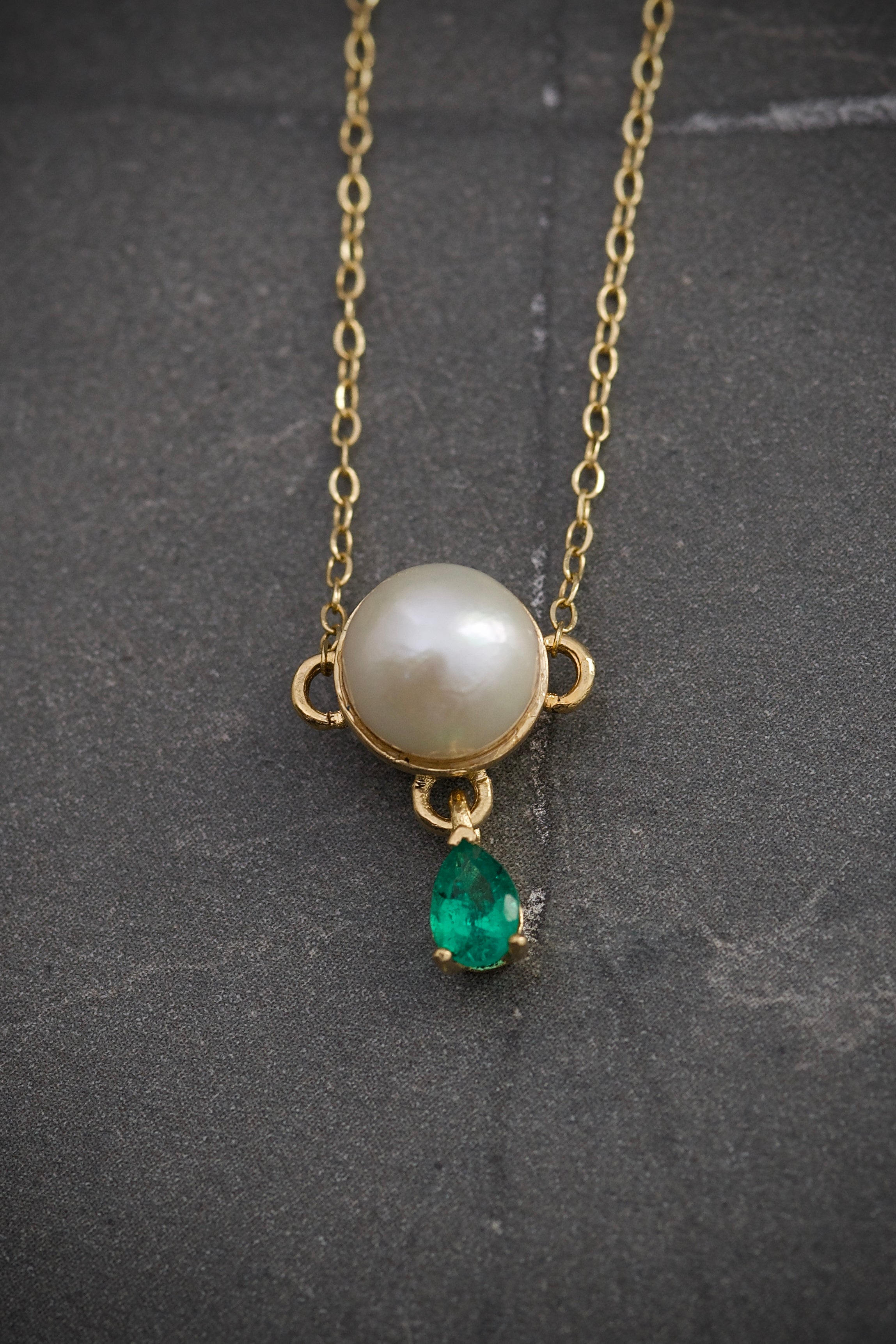 Cadena aro seguido con perla de 286pts y esmerlada de 19pts 2.75gr / Largo 40cm / Oro Amarillo (Joya) B