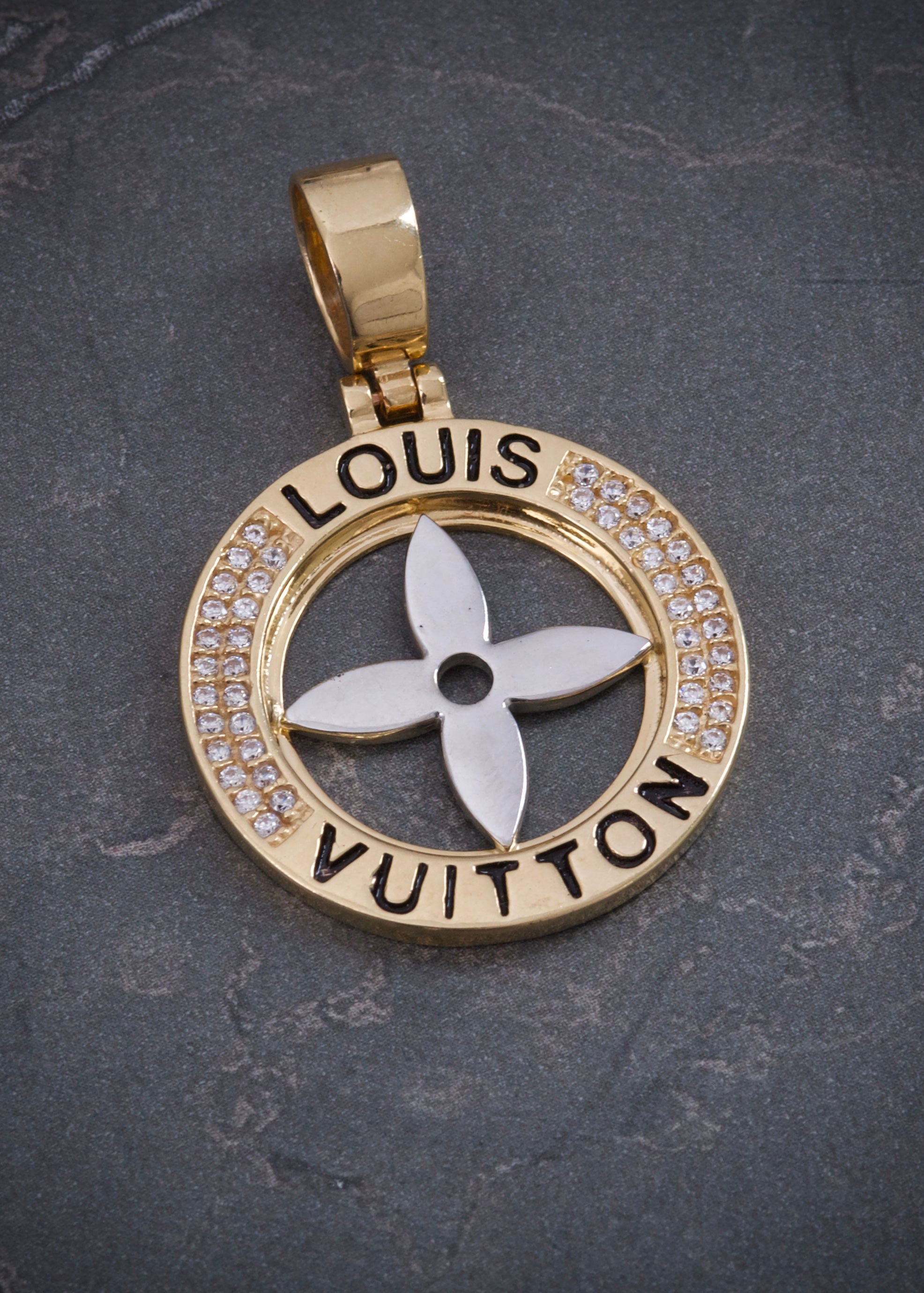 Dije LV CON SWAROVSKI BLANCO 8.6gr / Largo: 4cm / Dos Oros Nac M