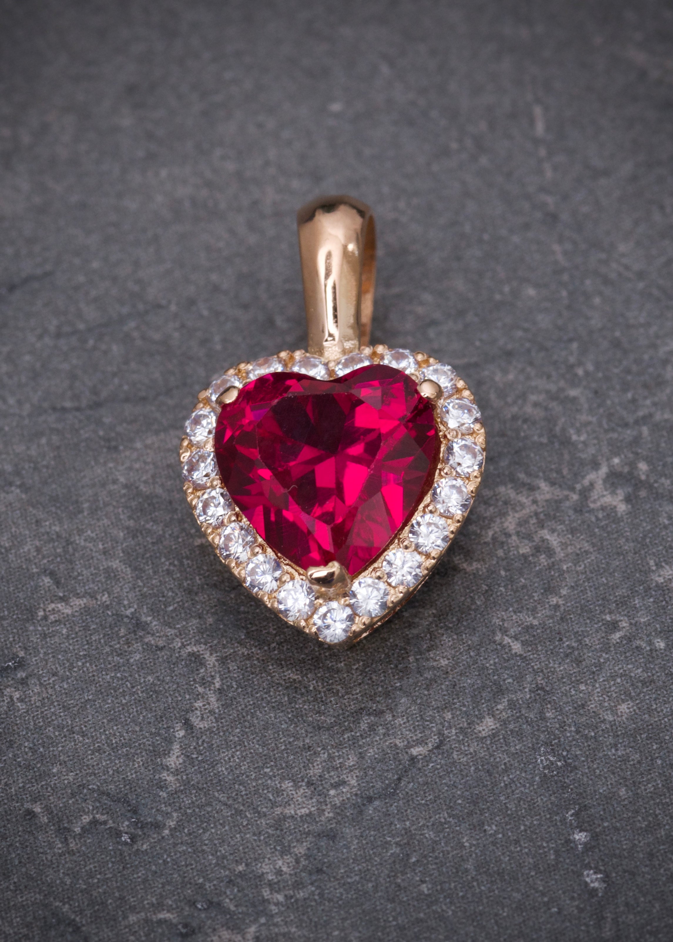 Dije corazon con swarovski fucsia y blanco 2.7gr / Largo: 1.8cm / Oro Rosado Nac M