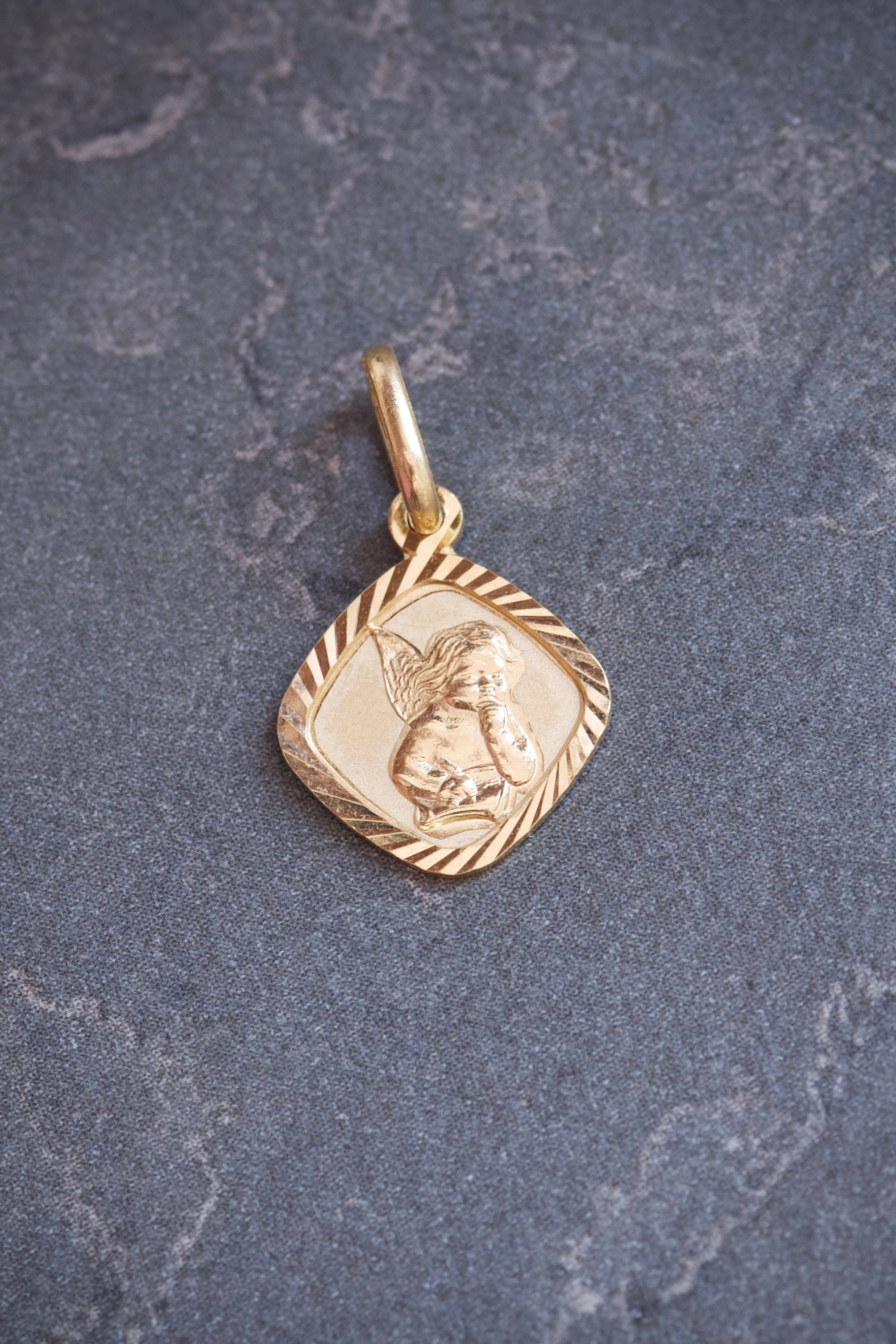 Dije medalla de angel 0.85gr / Largo 1.8cm / Oro Amarillo italy +2 B