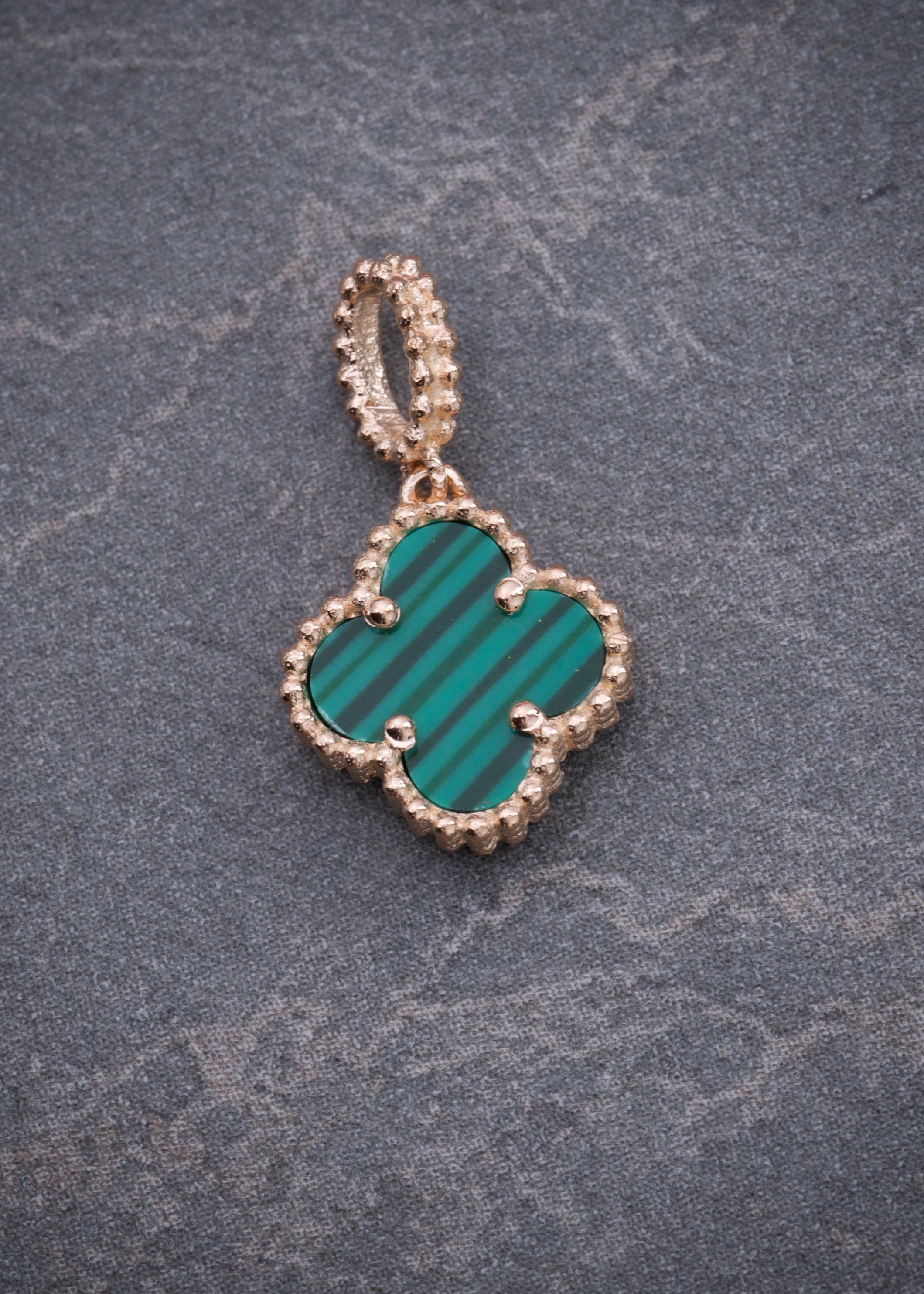 Dije lucky clover piedra verde 0.9gr / Largo 1.7cm / Oro Rosado Nac M