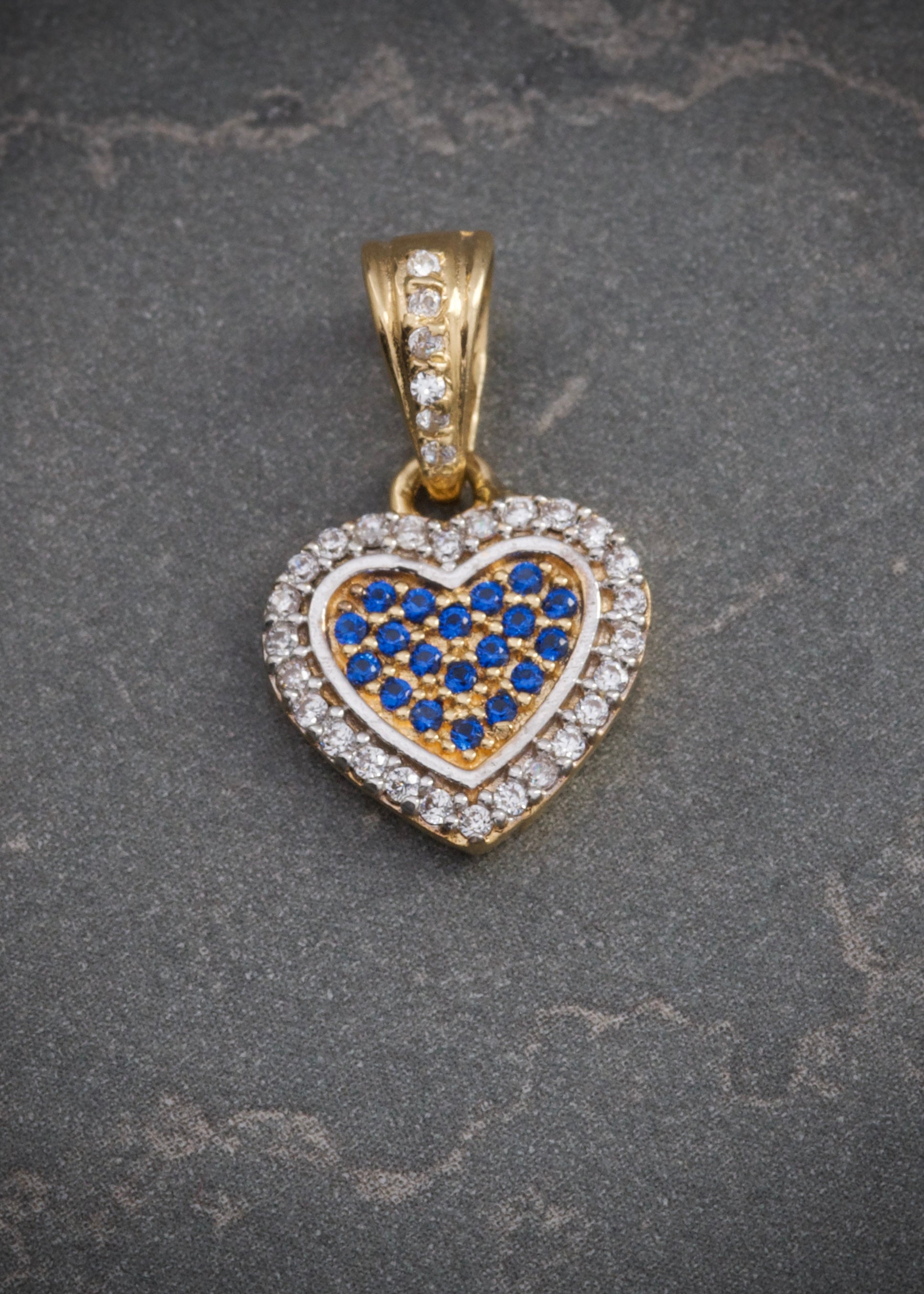 Dije corazon con swarovski blanco y azul 1.6gr / Largo 1.8cm / Oro Amarillo Nac B