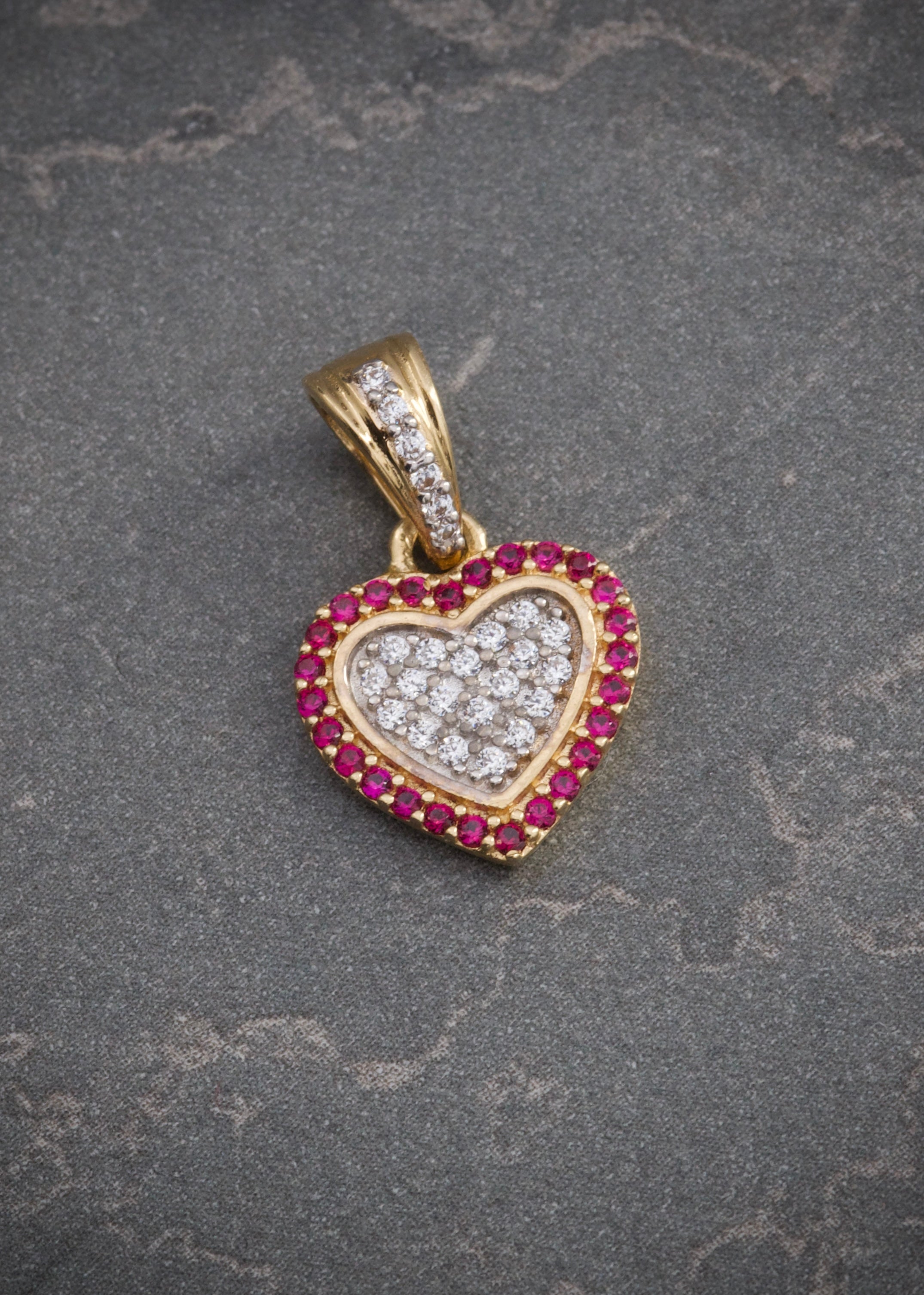 Dije corazon con swarovski fucsia y blanco 1.4gr / Largo 1.8cm / Oro Amarillo Nac B