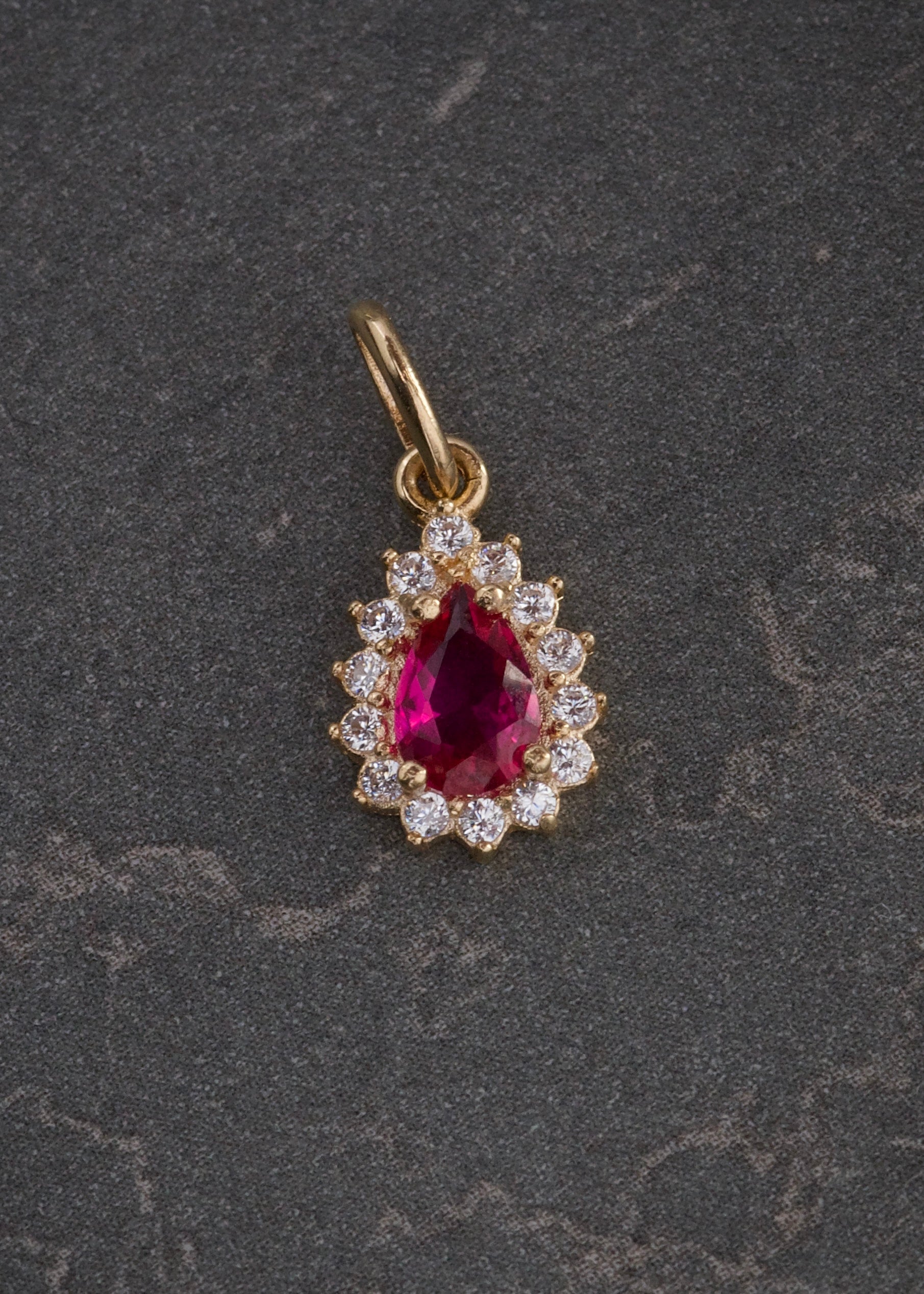 Dije gota con swarovski fucsia y blanco 0.7gr / Largo 1.5cm / Oro Amarillo Nac B