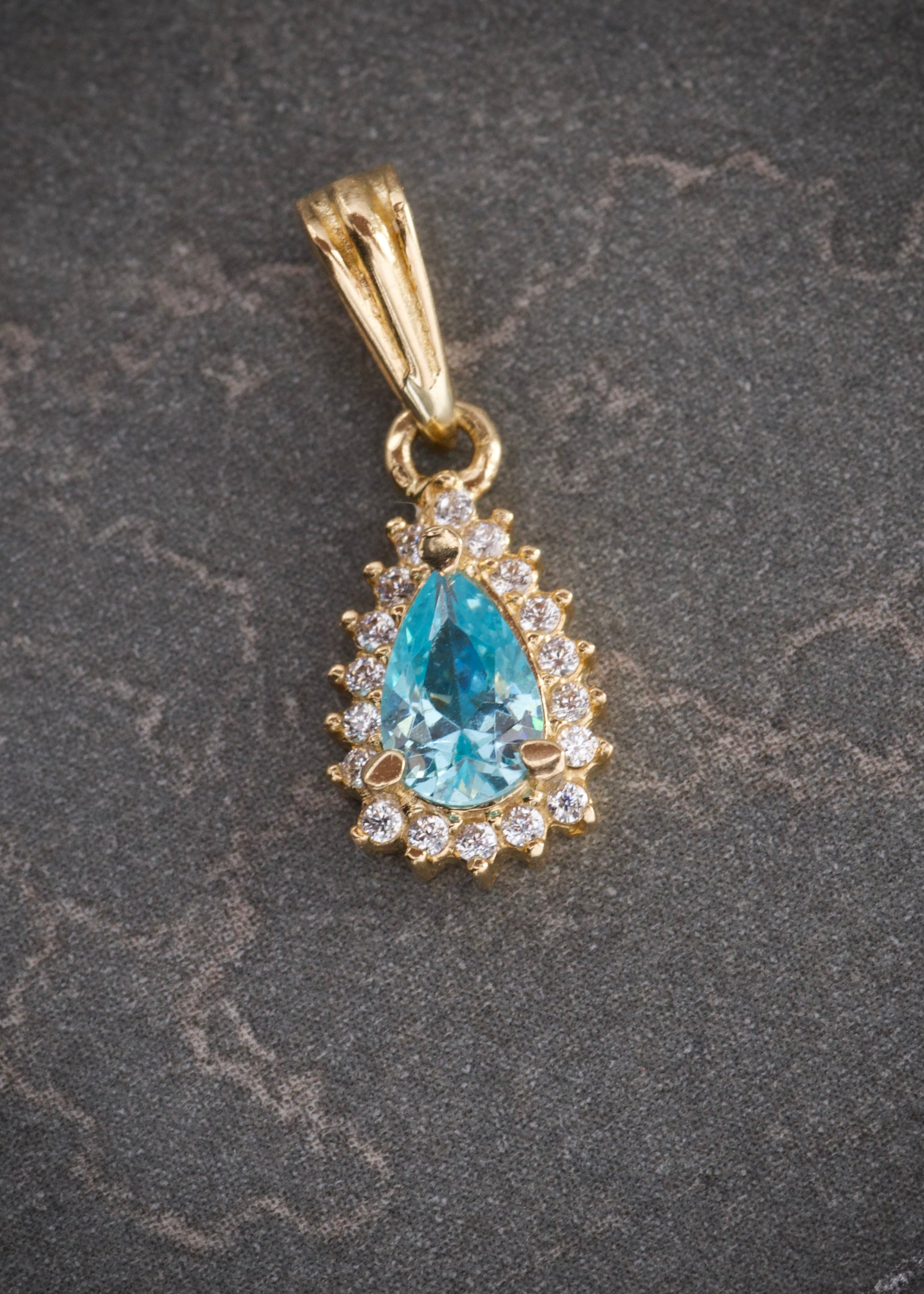 Dije gota con swarovski azul y blanco 1.1gr / Largo 1.7cm / Oro Amarillo Nac B