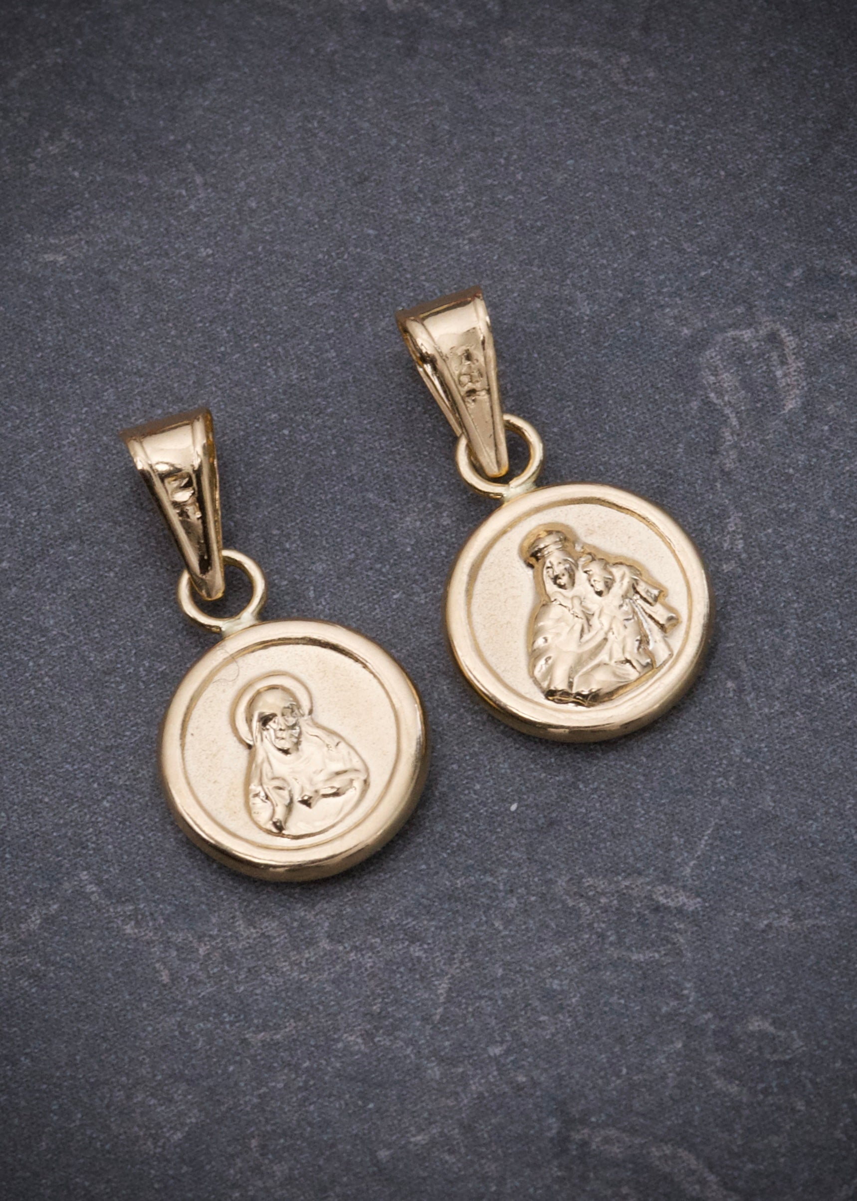 Dije corazon de jesus y virgen del carmen 0.45gr / Largo 1.6cm / Oro Amarillo Nac M