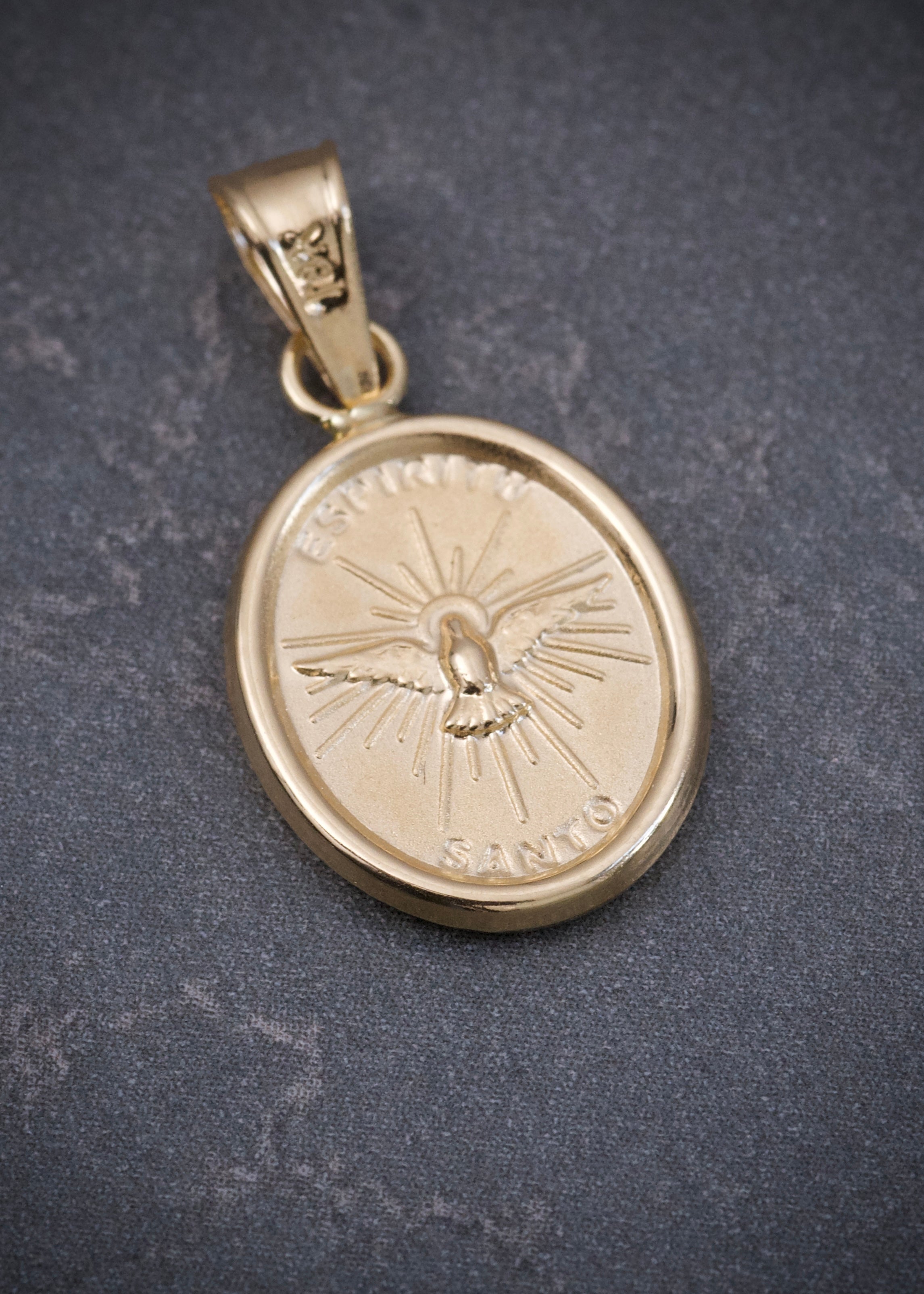 Dije espiritu santo 0.9gr / Largo 2.4cm / Oro Amarillo Nac M