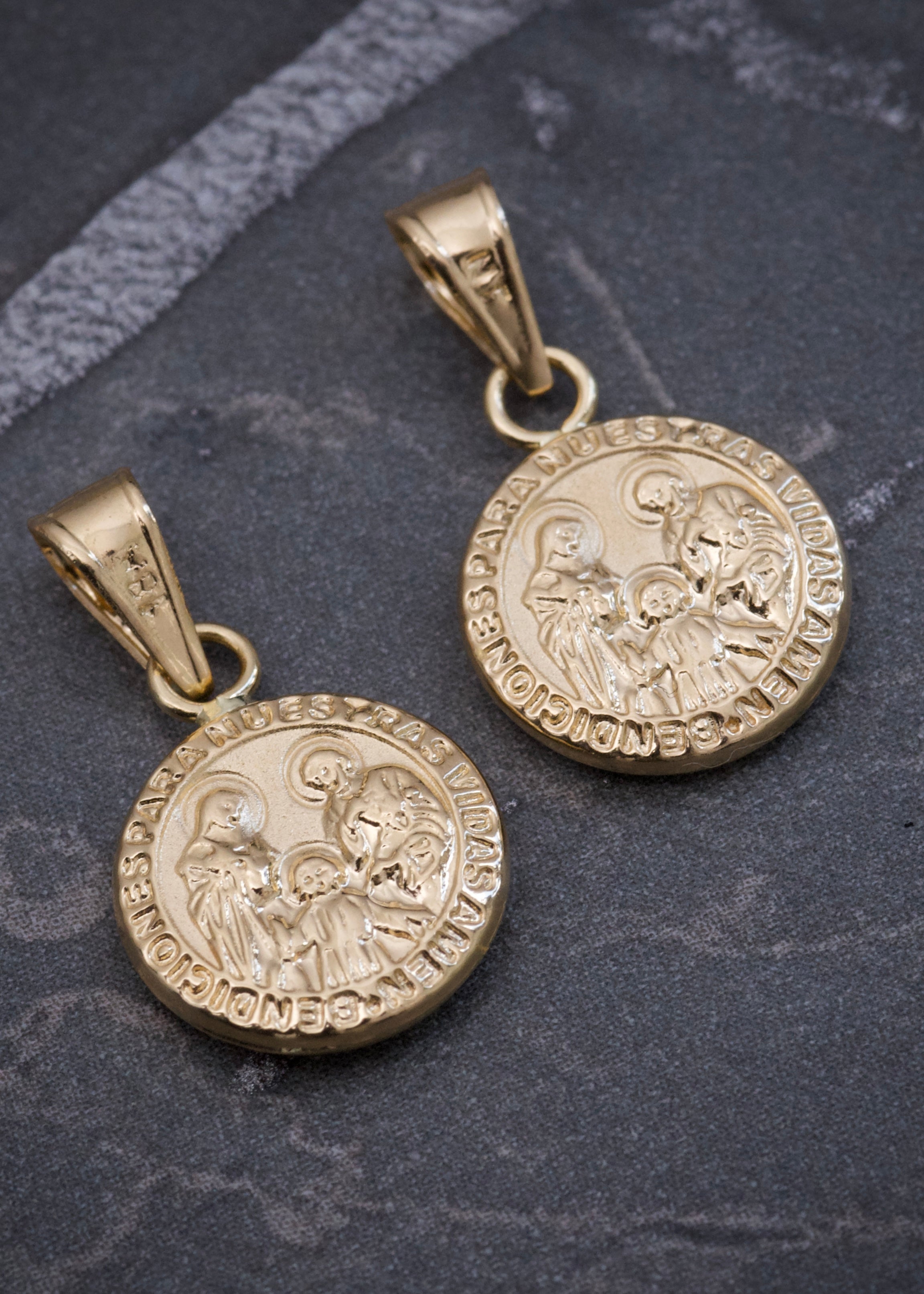 Dije sagrada familia 0.5gr / Largo 1.7cm / Oro Amarillo Nac M