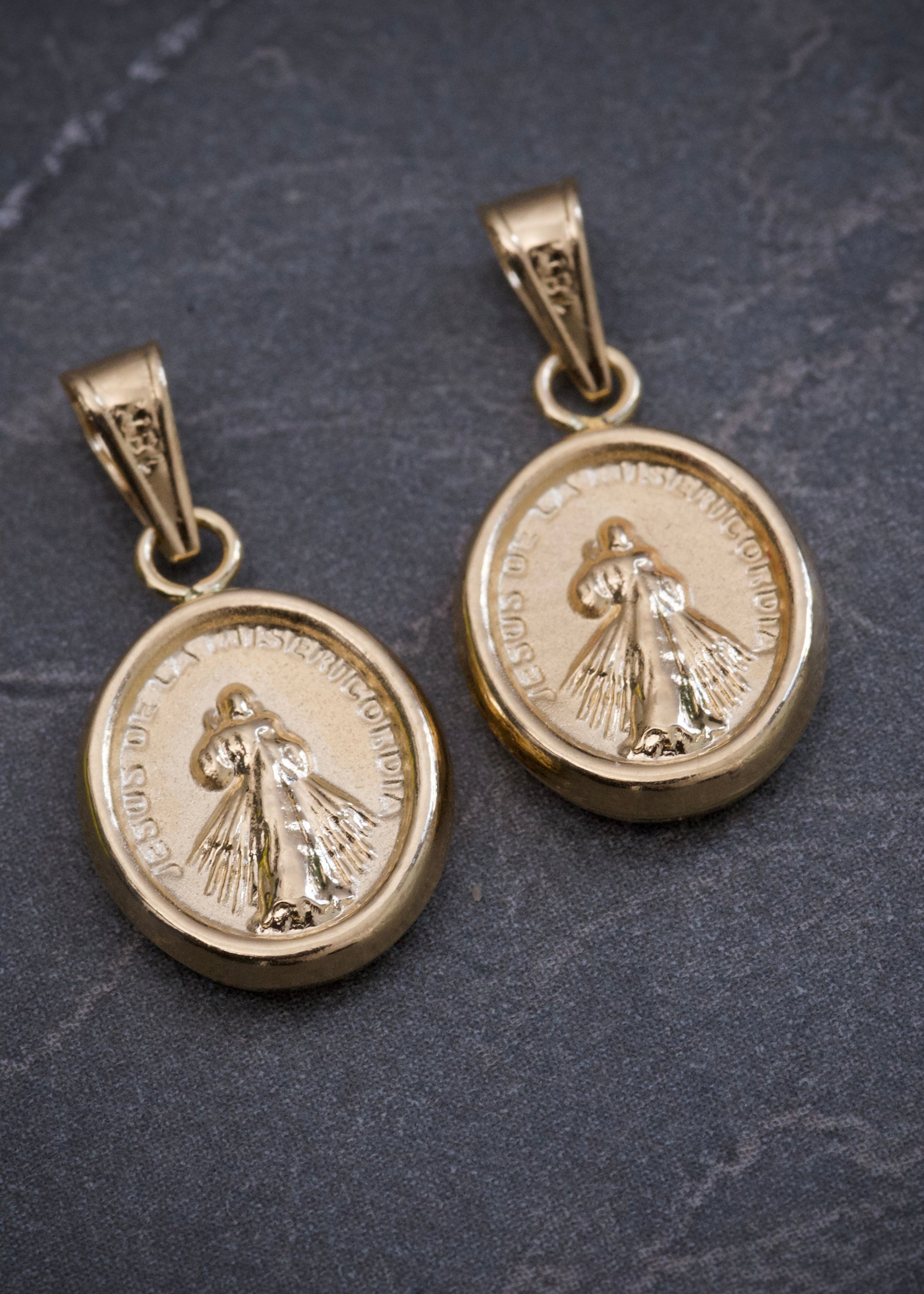 Dije jesus de la misericordia 0.6gr / Largo 2cm / Oro Amarillo Nac M