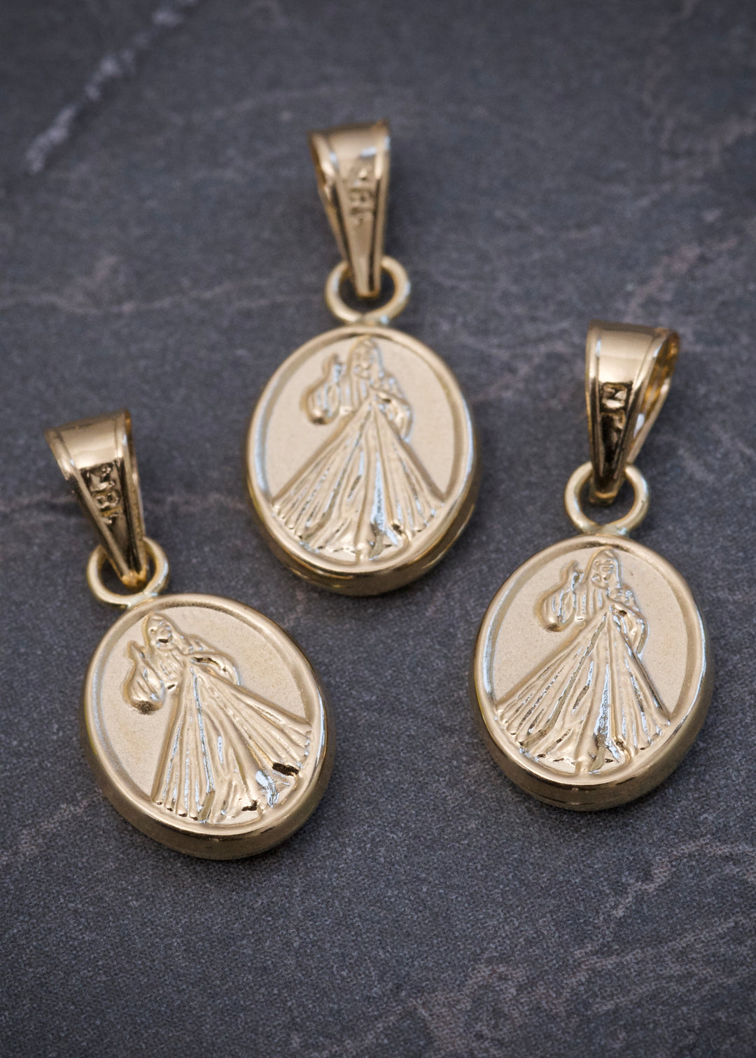 Dije jesus de la misericordia 0.45gr / Largo 1.8cm — Oro Amarillo