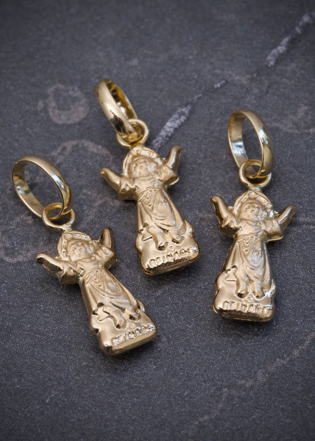 Dije del divino niño 0.35gr / Largo 1.7cm — Oro Amarillo