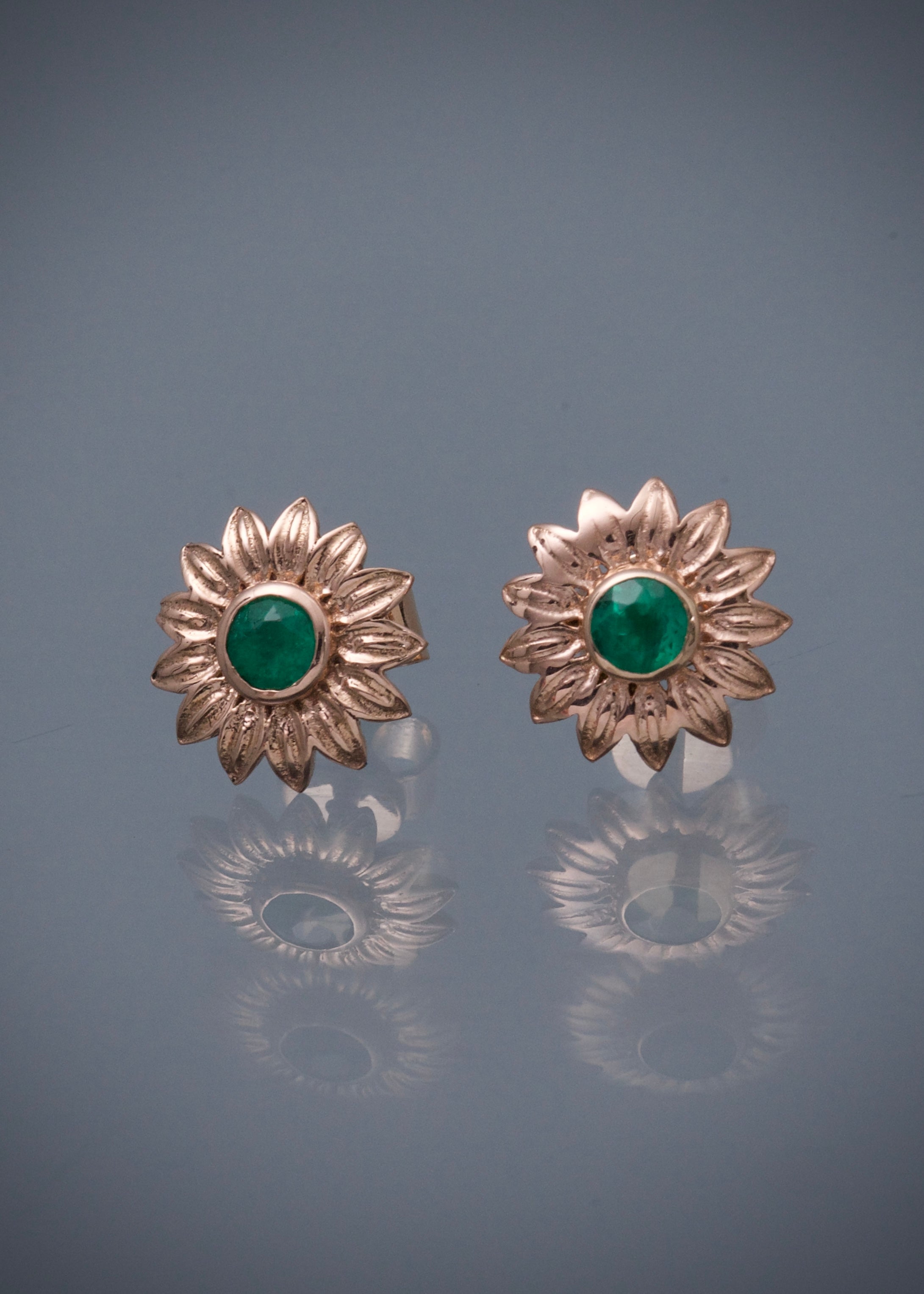 Topos flor con 33pts de esmeralda 3.2gr / Largo 1cm / Oro Rosado (Joya) M