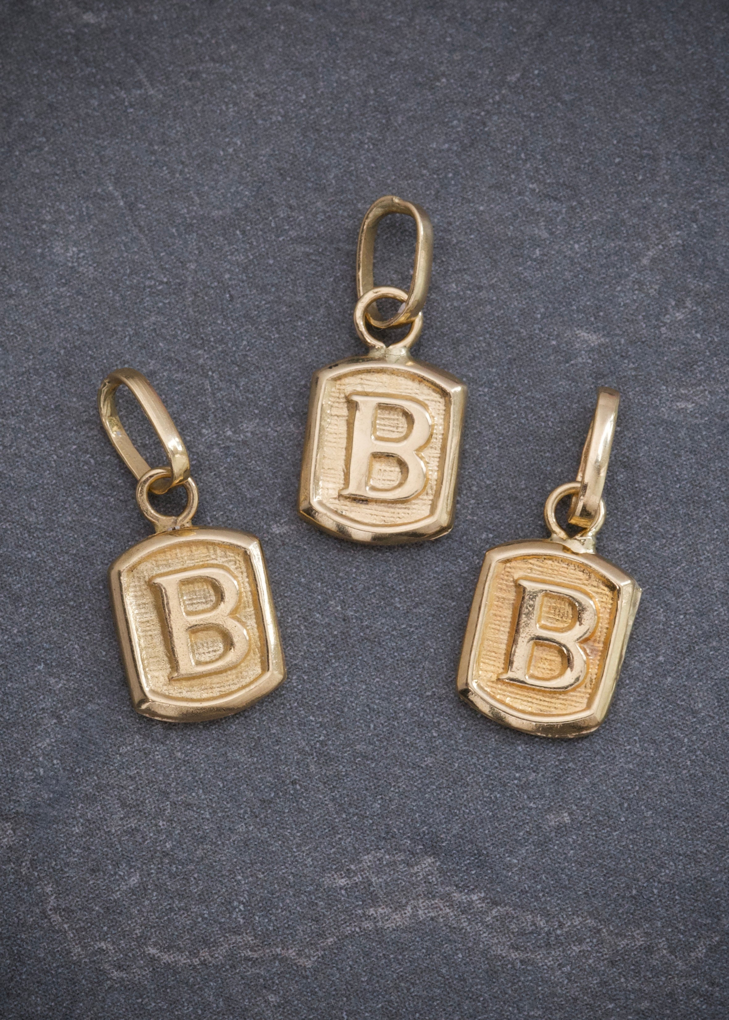 Dije letra b 0.35gr / Largo 1.5cm / Oro Amarillo Nac B