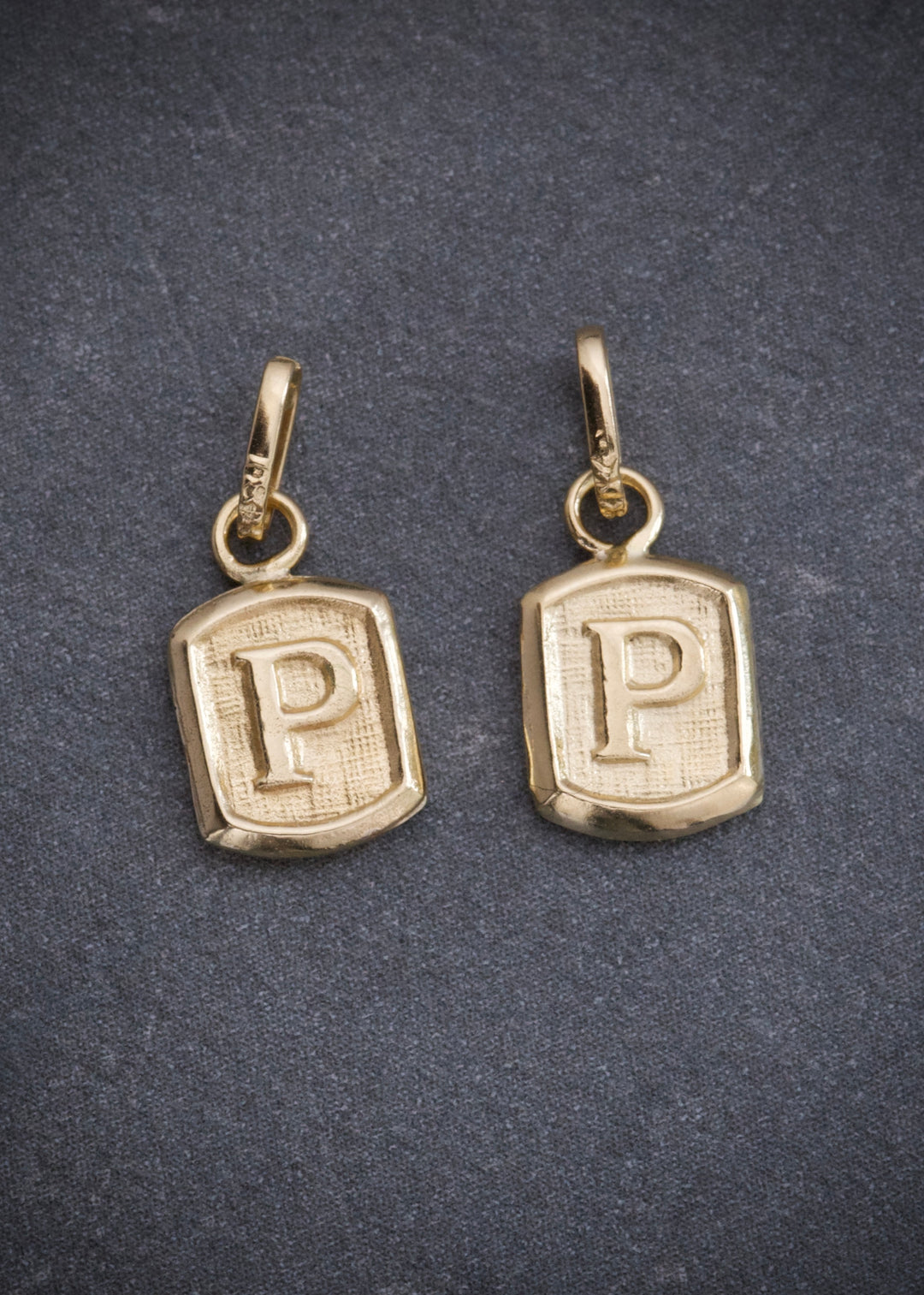 Dije letra p 0.35gr / Largo 1.5 cm — Oro Amarillo