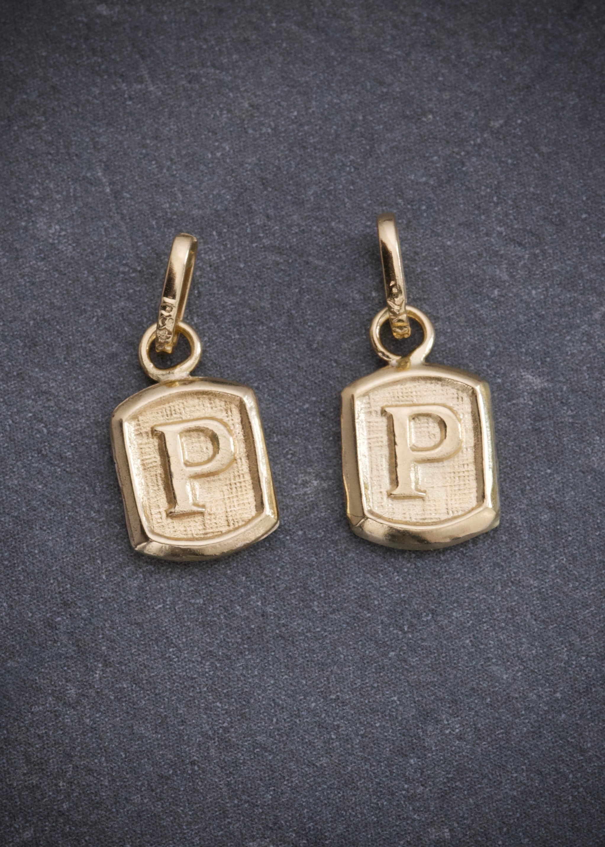 Dije letra p 0.3gr / Largo 1.5 cm / Oro Amarillo Nac B