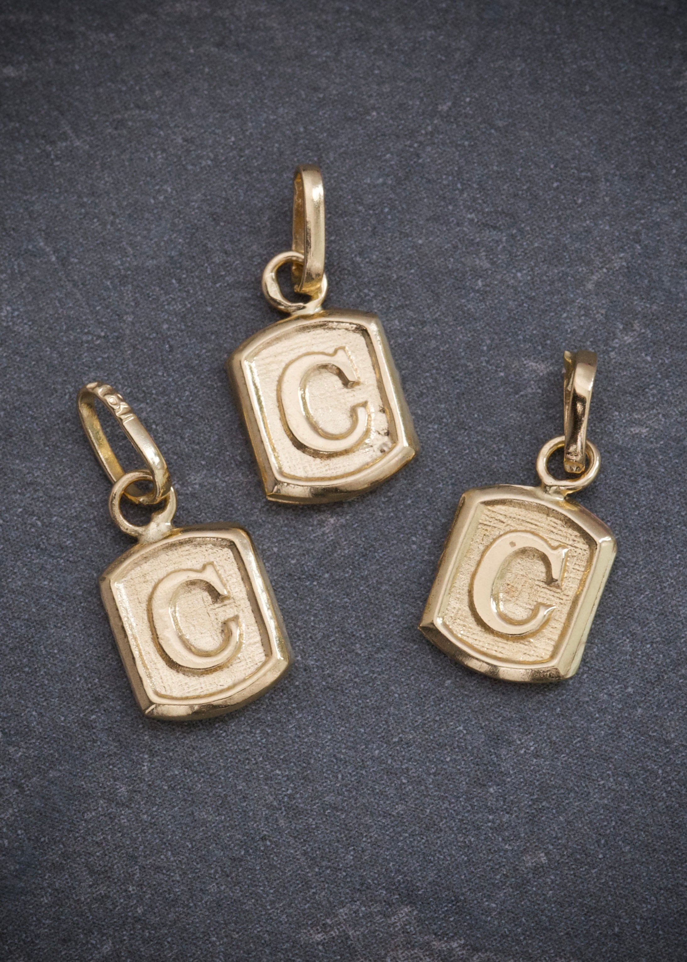 Dije letra C 0.3gr / Largo 1.5cm / Oro Amarillo Nac M