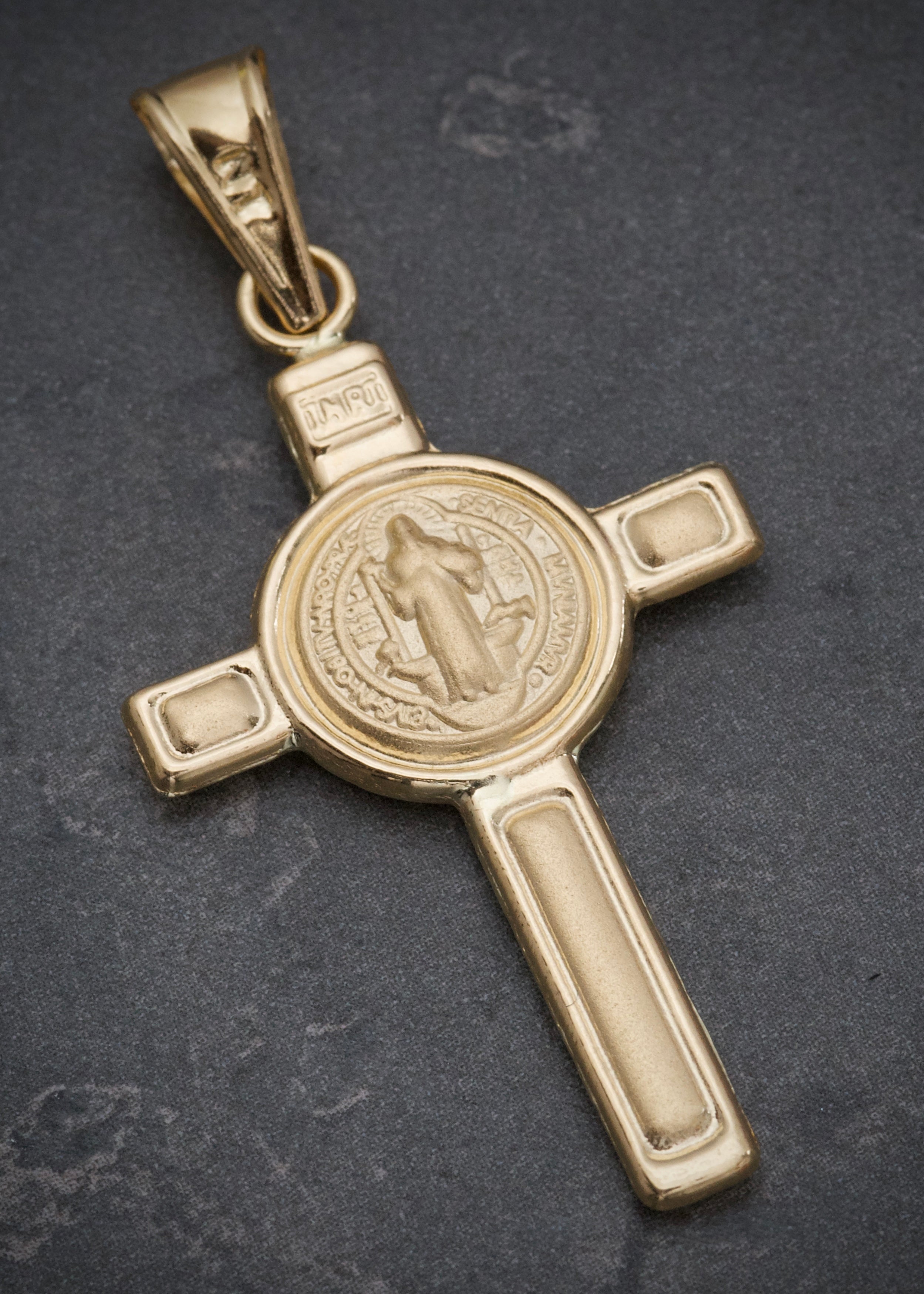 Dije cruz con san benito 2.6gr / Largo 4.7cm — Oro Amarillo