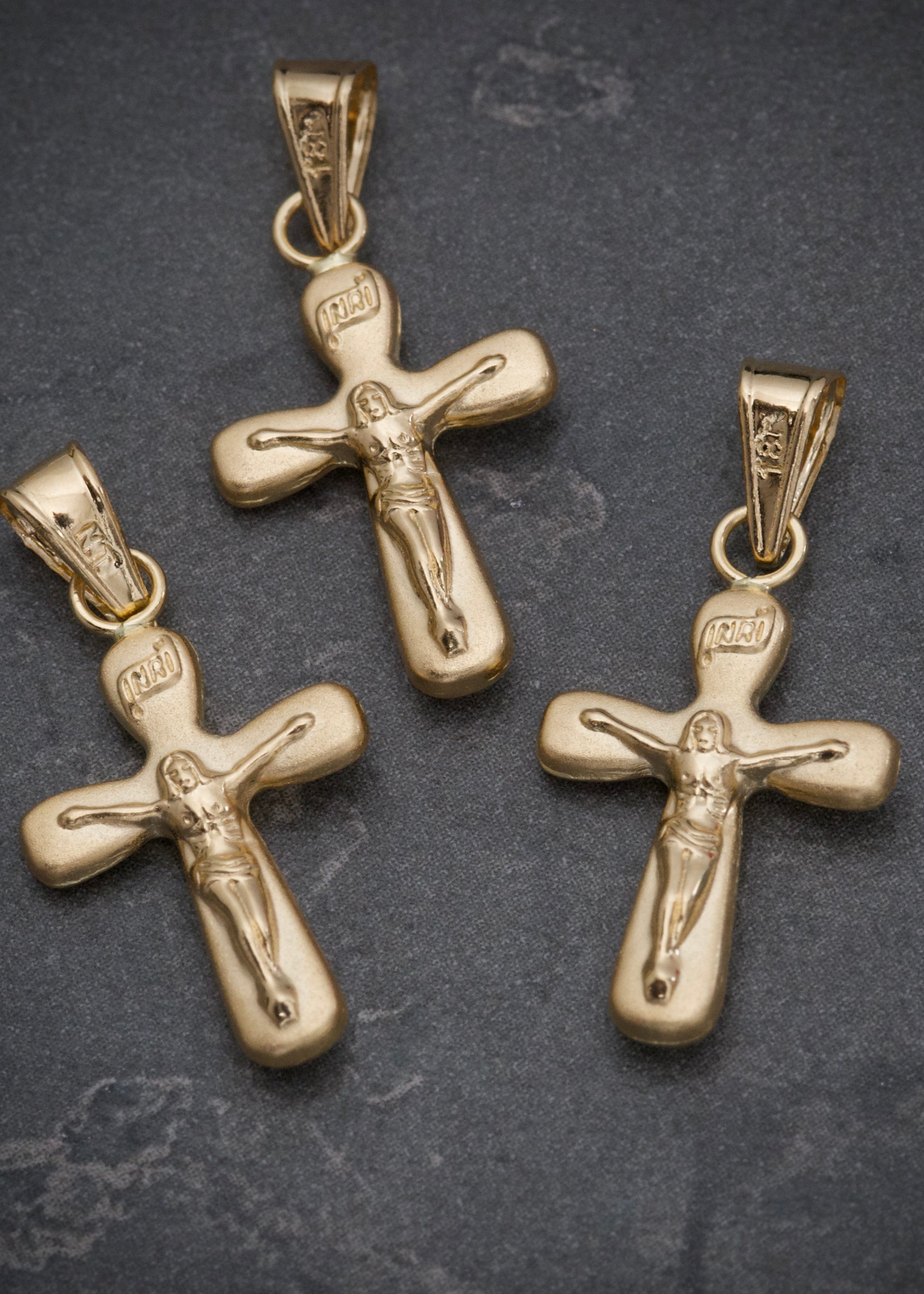 Dije cruz con cristo 0.35gr / Largo 2.1cm / Oro Amarillo Nac B