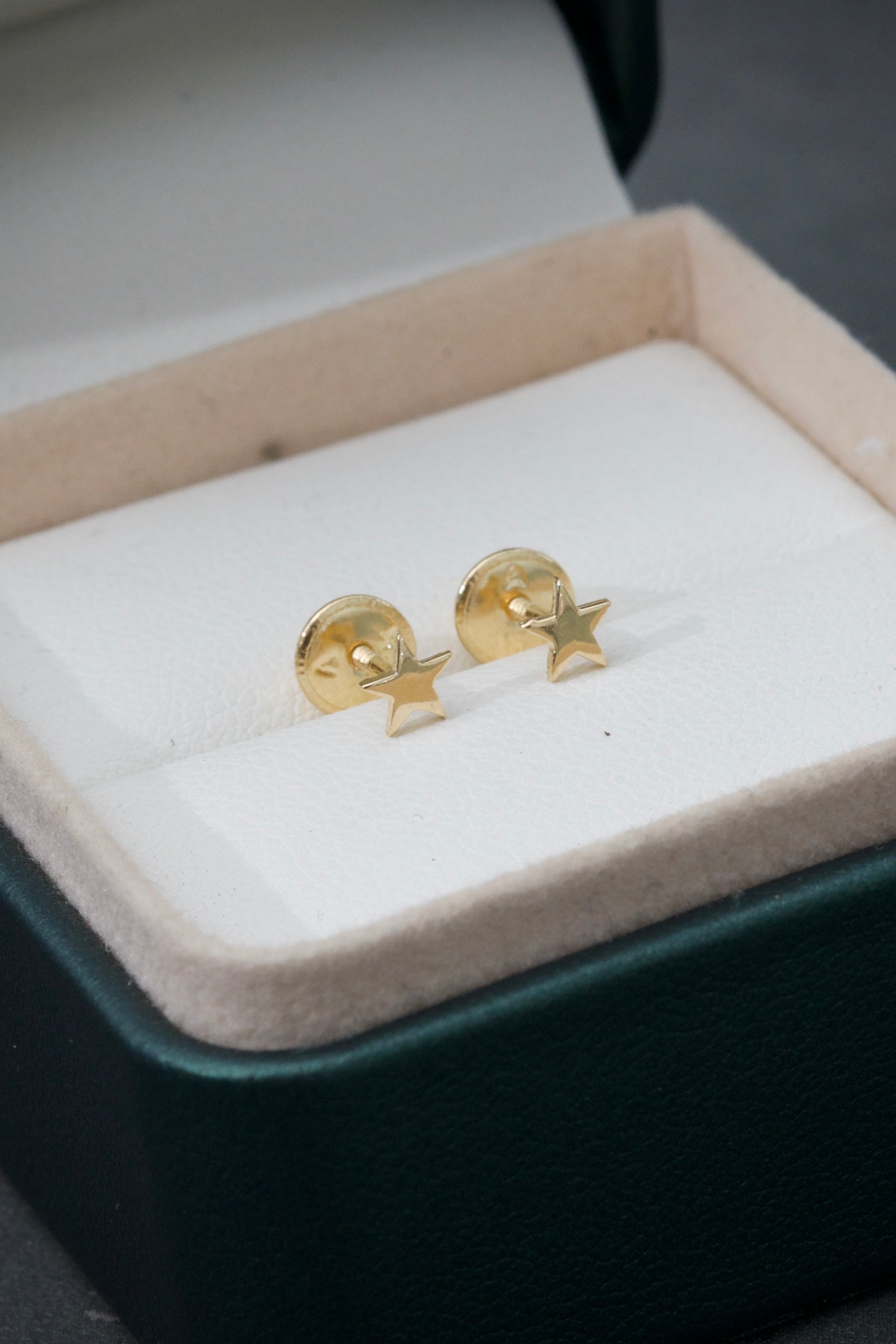 Topos De EStrella Lisa 0.5gr / Largo 0.4cm — Oro Amarillo