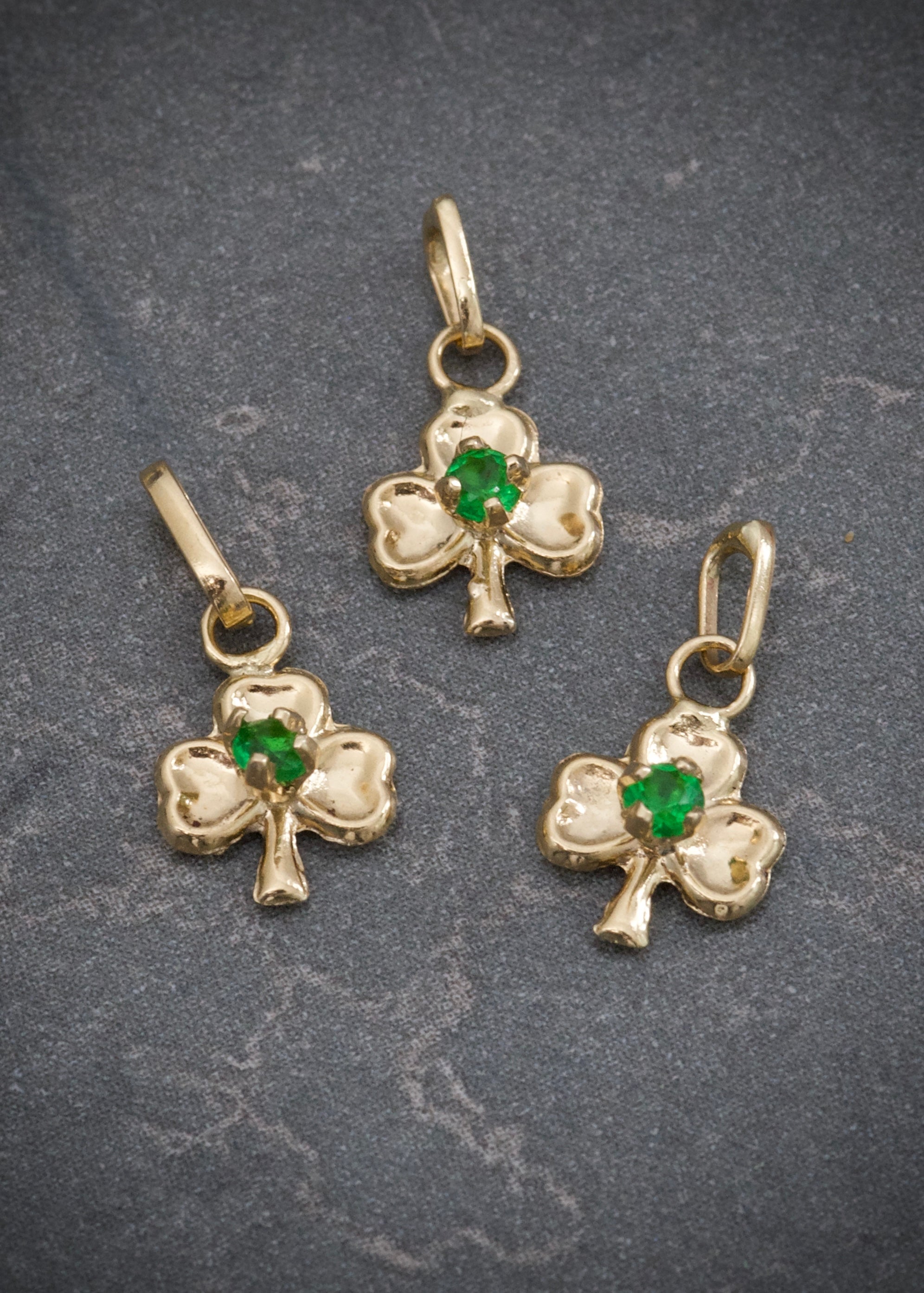 Dije trebol con swarovski verde 0.3gr / Largo 1.5cm / Oro Amarillo Nac B