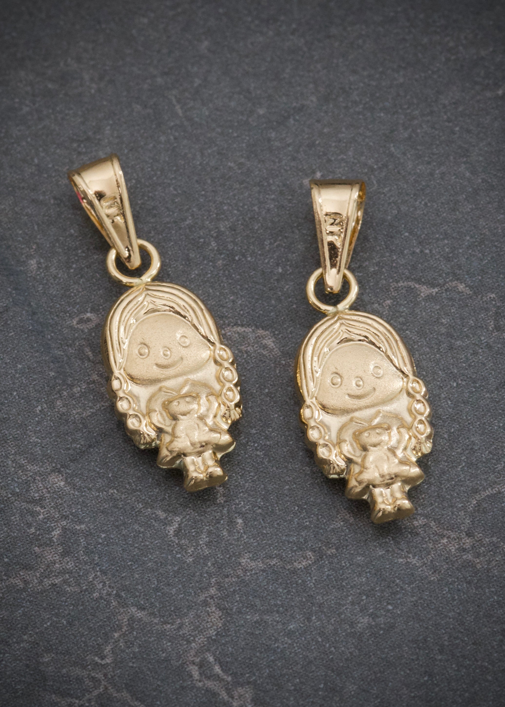 Dije niña 0.5gr / Largo 2cm / Oro Amarillo Nac M