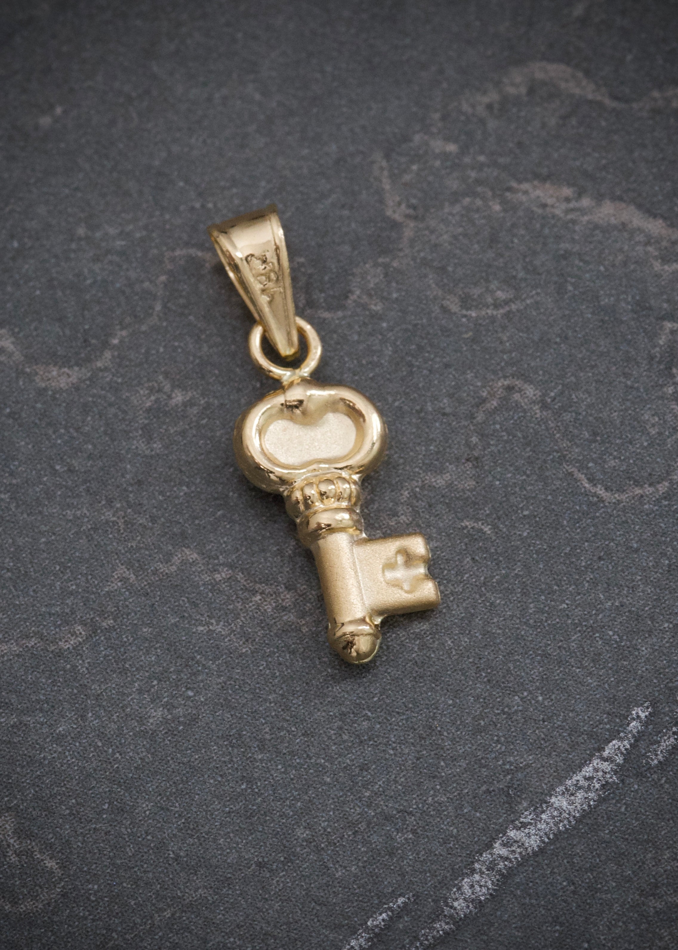 Dije llave 0.45gr / Largo 2cm / Oro Amarillo Nac B