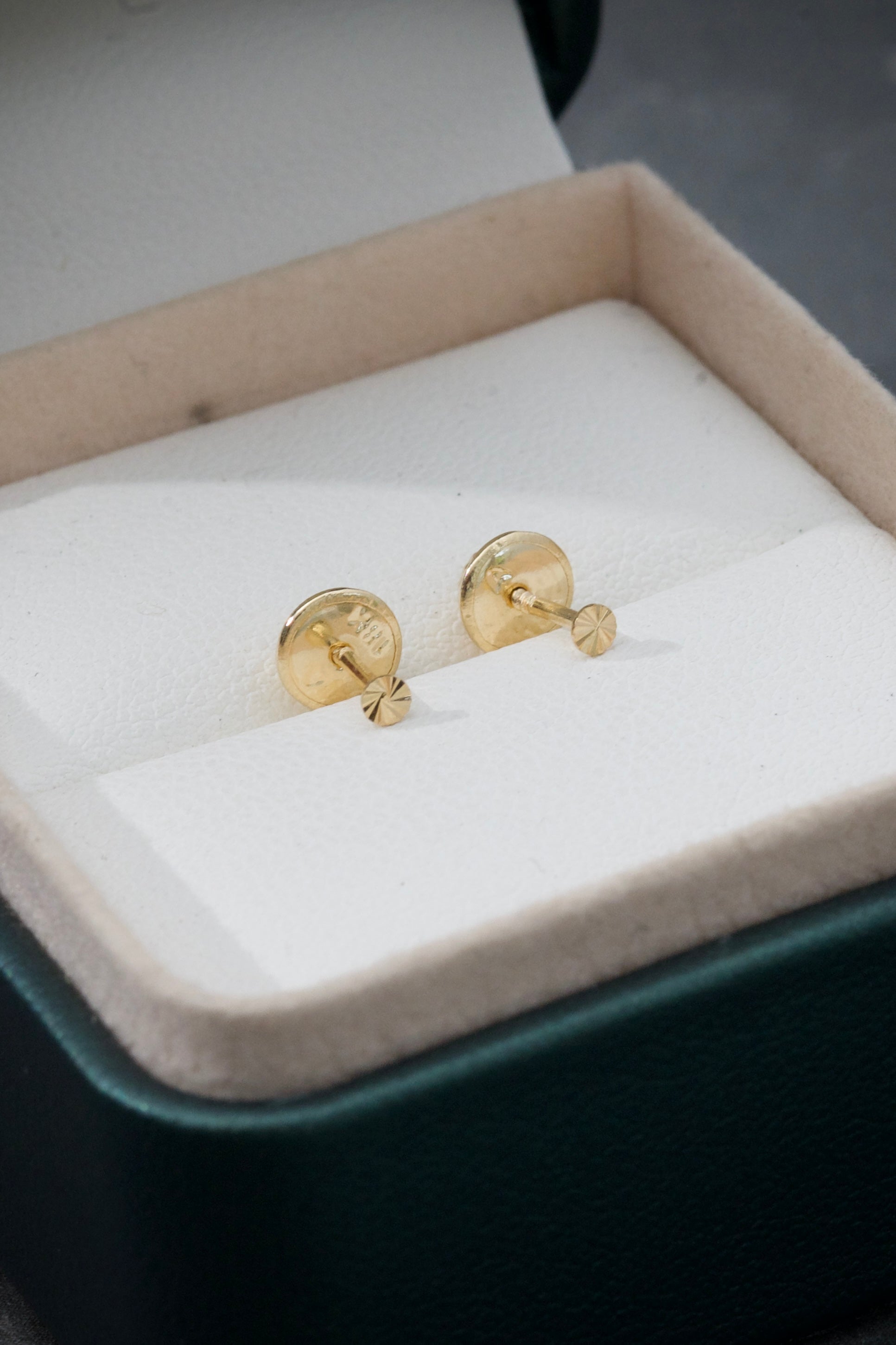 Topos Circulo DiamantadO 0.4gr / Largo 0.3cm / Oro Amarillo Nac M