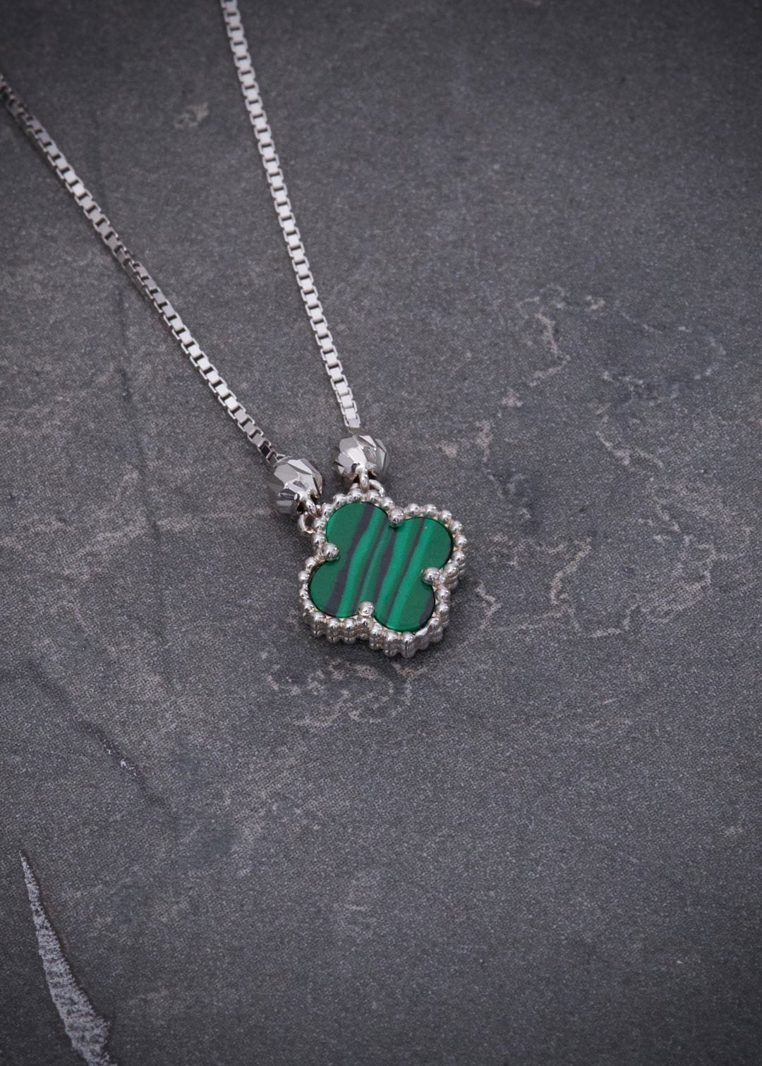 Cadena lucky clover piedra verde 3.7gr / Largo 50cm — Oro Blanco