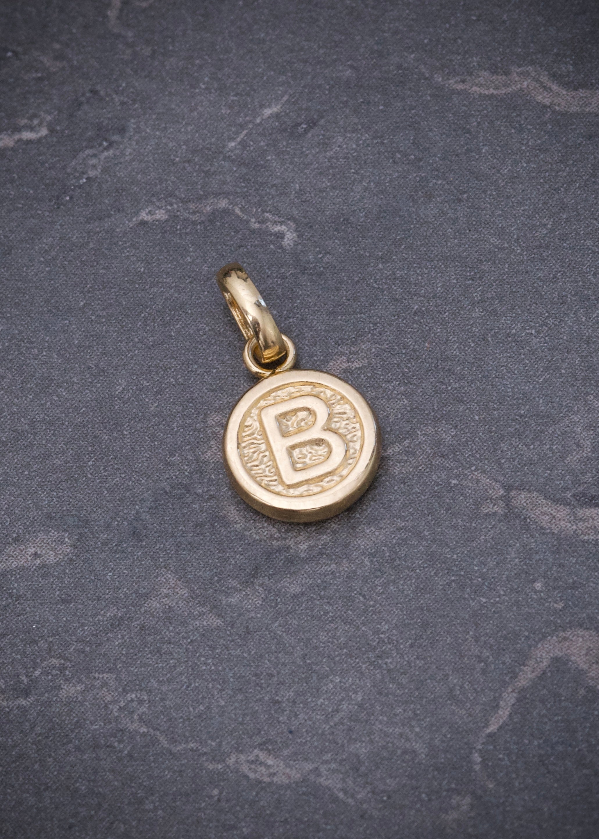 Dije letra B 0.35gr / Largo 1.5cm / Oro Amarillo Nac M