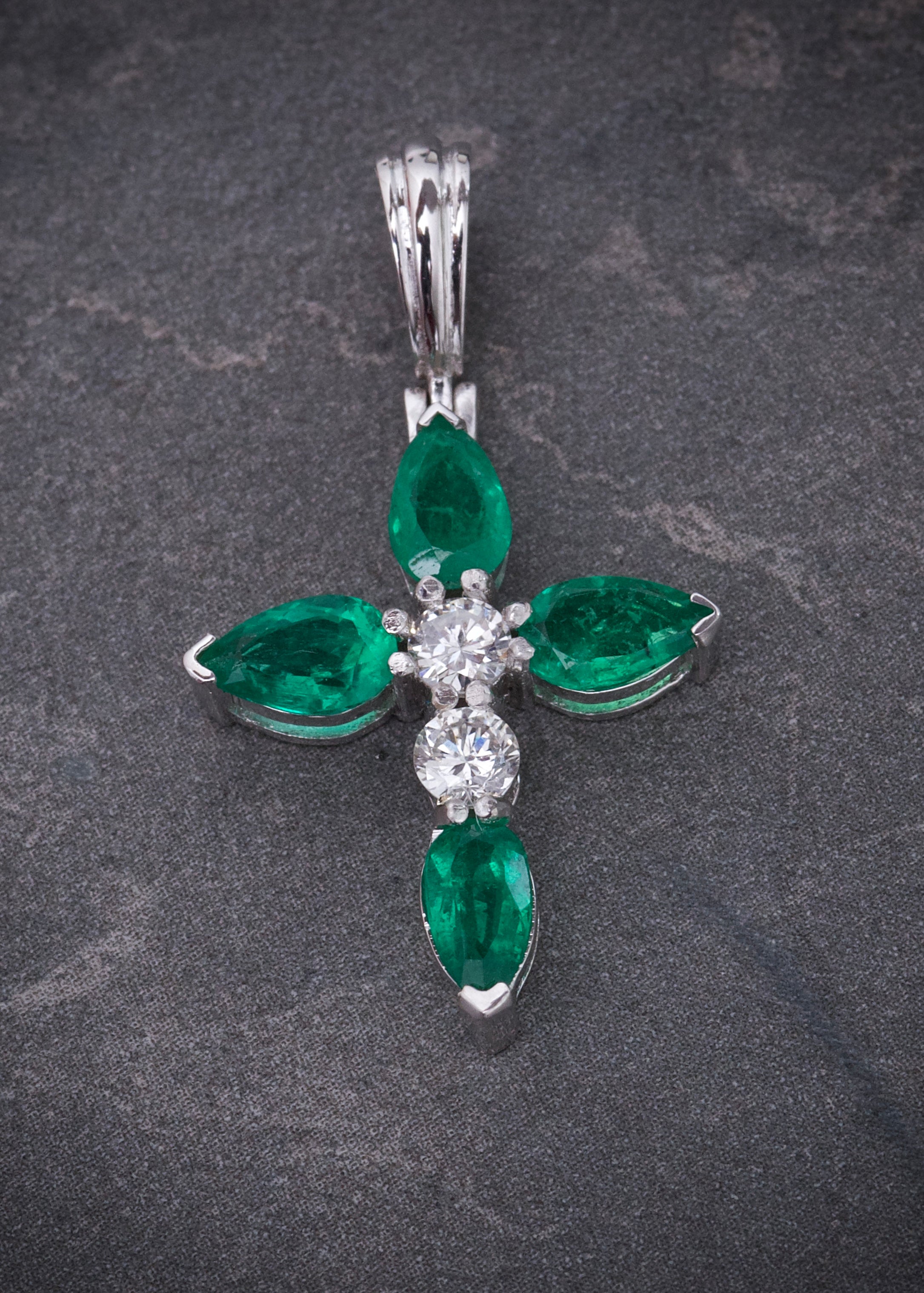 Dije cruz con 131pts esmeralda y 28pts diamante blanco 2.3gr / Largo 3.1cm / Oro Blanco Nac (Joya) B