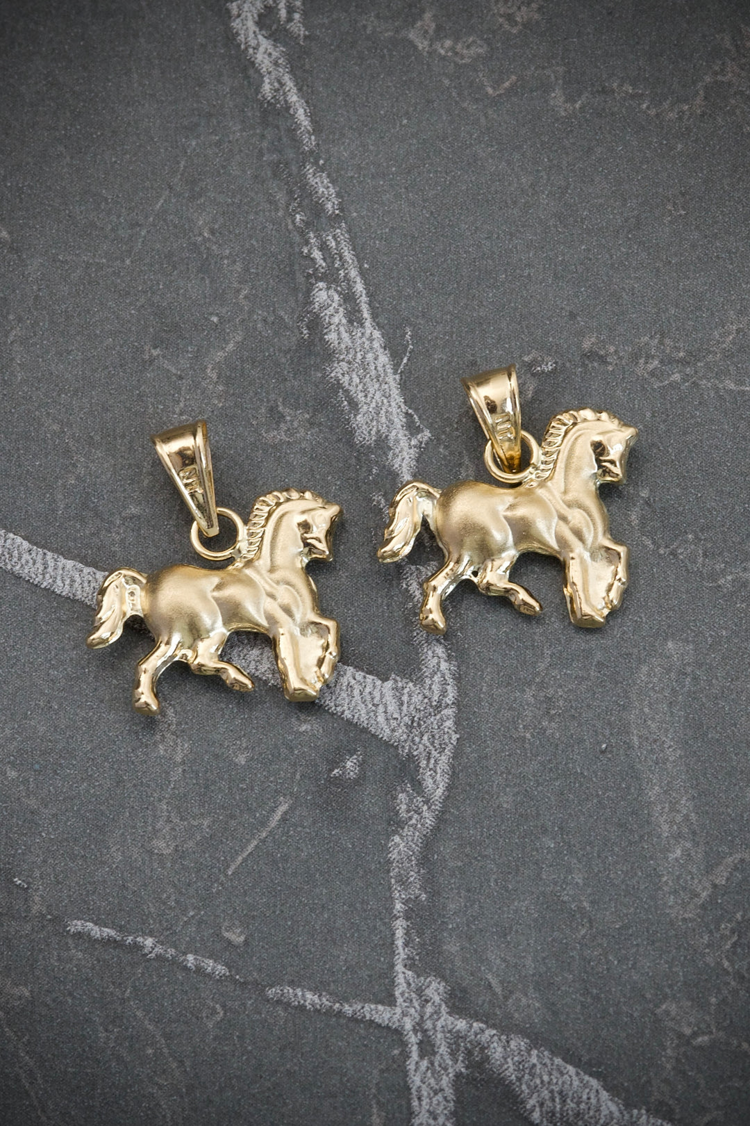 Dije Caballo 0.9gr / 1.7cm / 15.4mm — Oro Amarillo