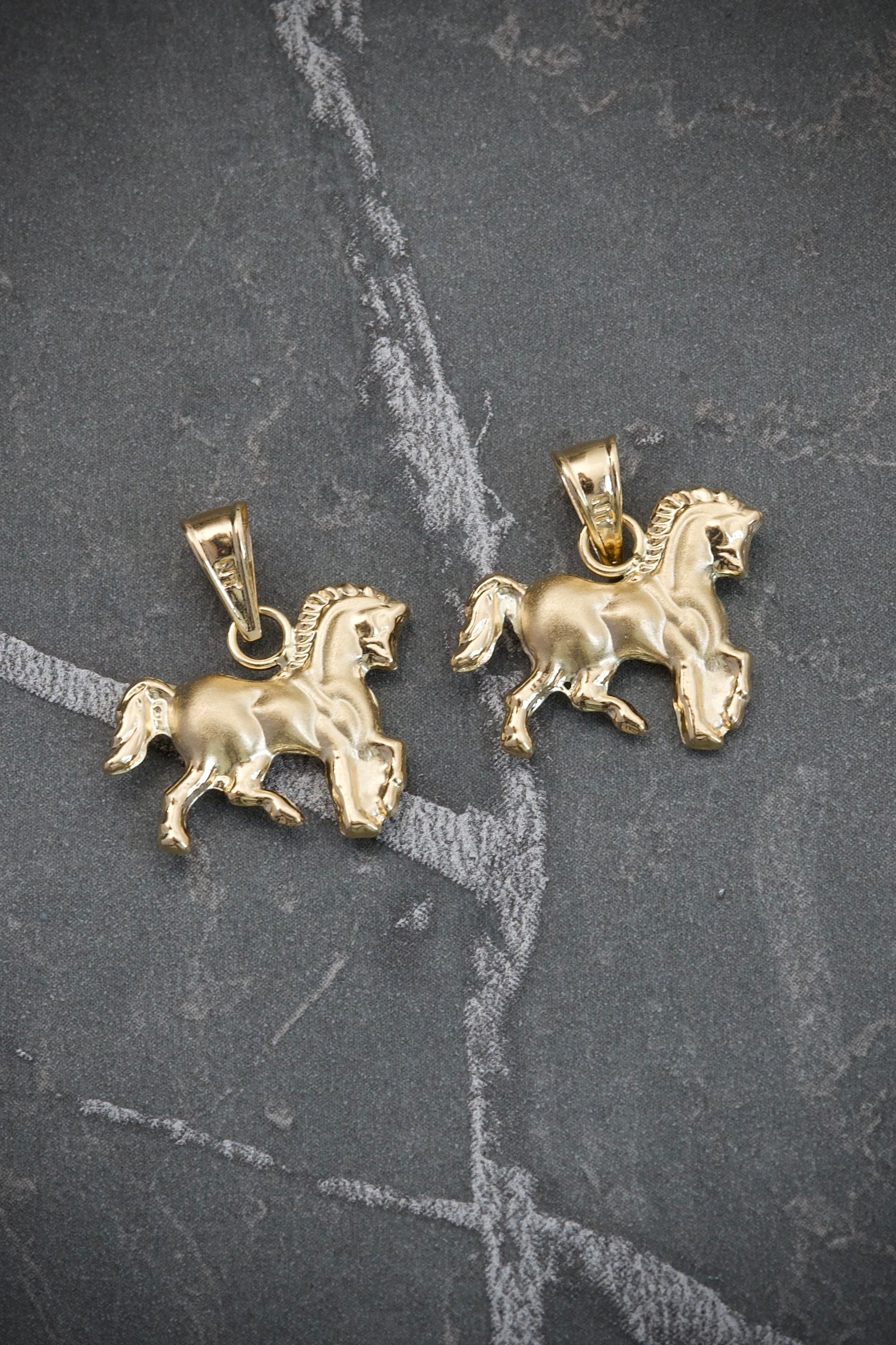 Dije Caballo 0.9gr / 1.7cm / 15.4mm — Oro Amarillo