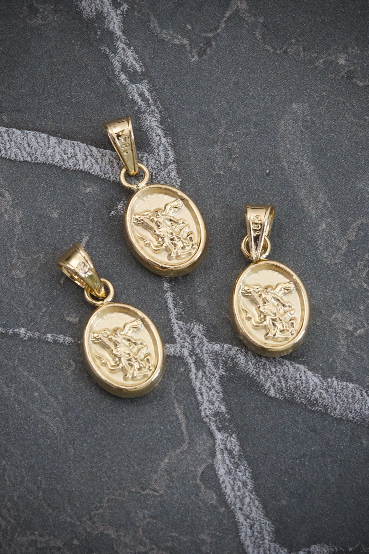 Dije de arcangel san miguel. 0.5gr / Largo 1.7cm / Oro Amarillo Nac P