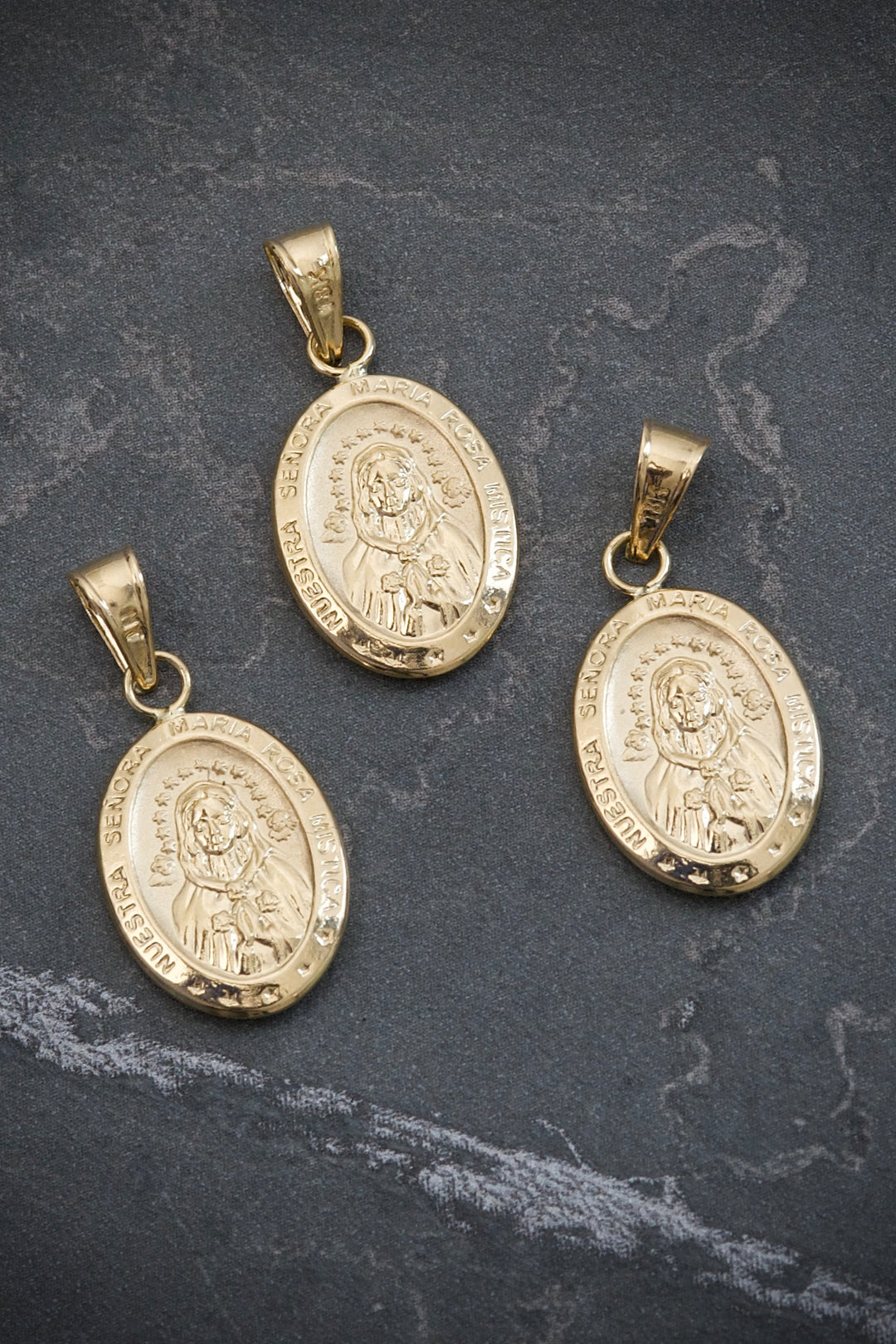 Dije de la rosa mistica 0.85gr / Largo 2.5cm — Oro Amarillo