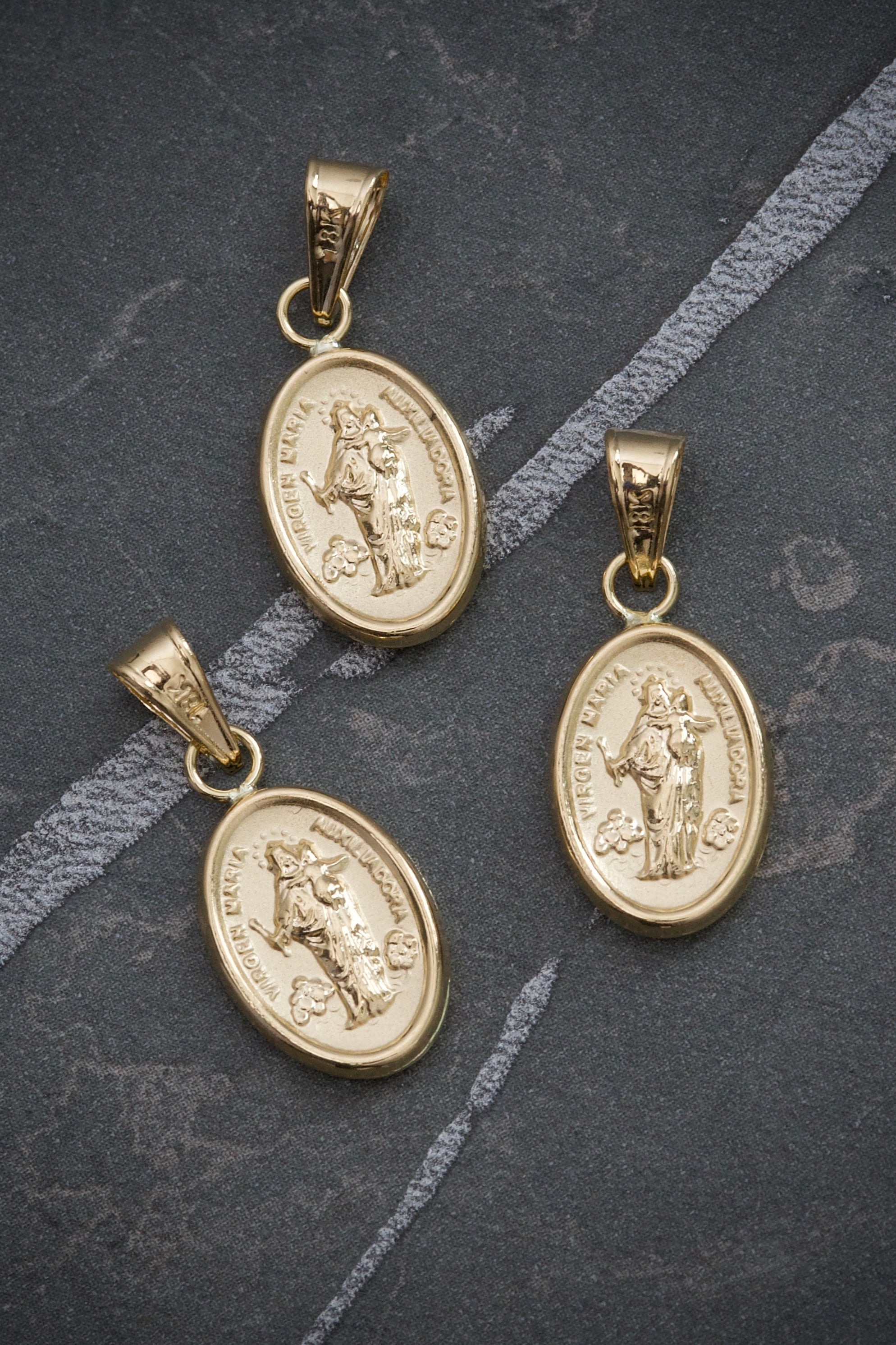 Dije virgen maria auxiliadora 0.7gr / 2.3cm — Oro Amarillo