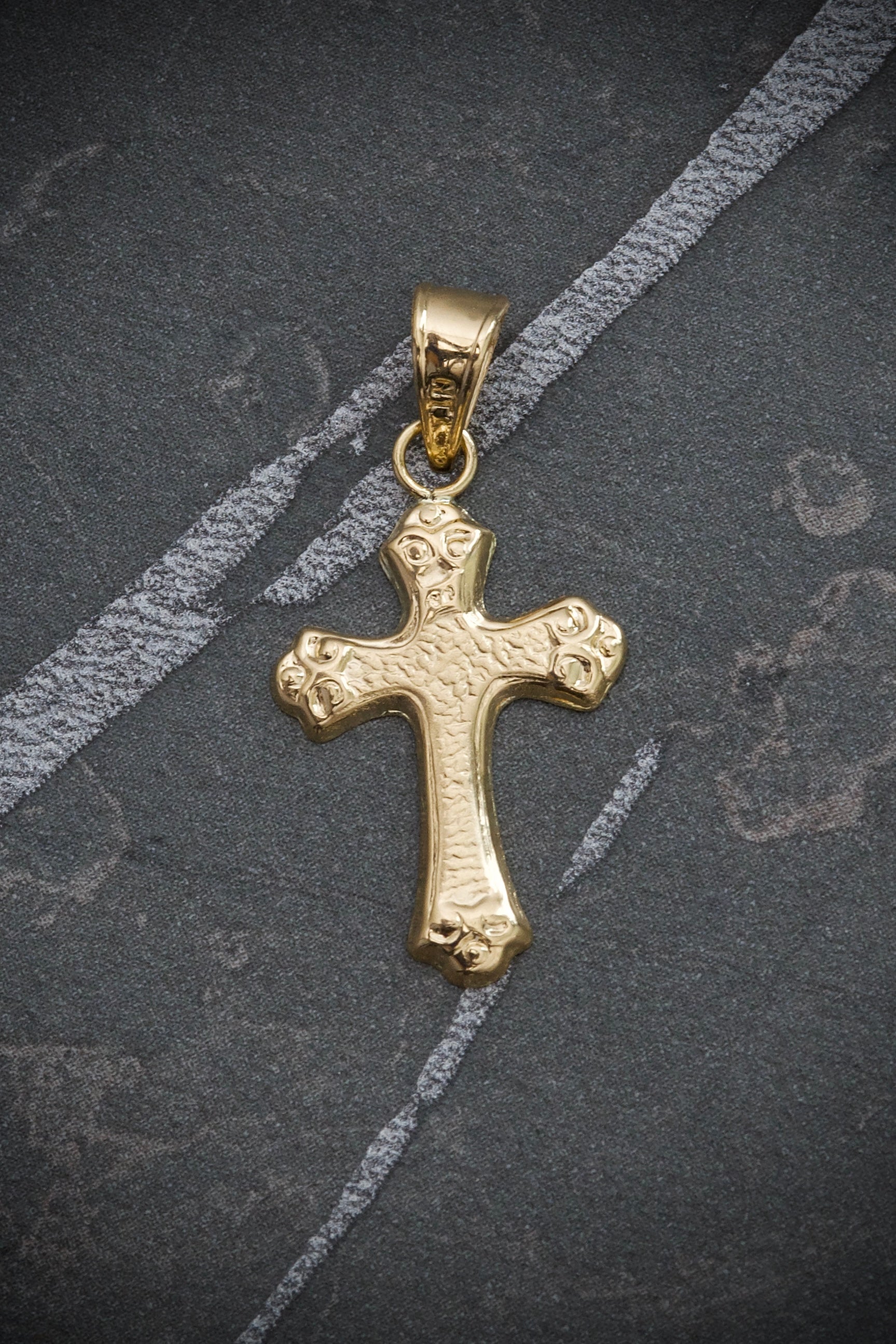 Dije de cruz rustica 0.7gr / Largo 2.5cm — Oro Amarillo