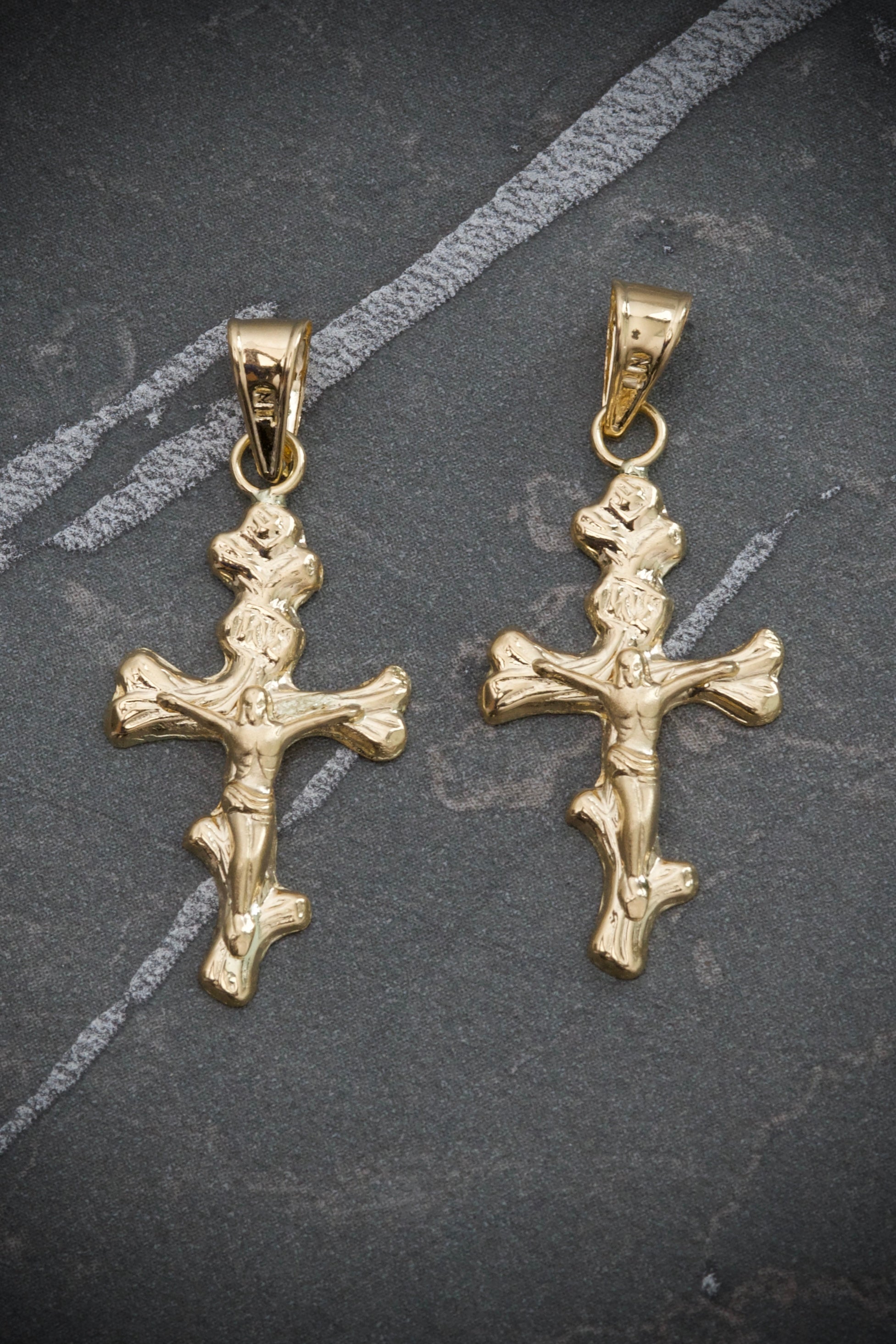 Dije de cruz con cristo 0.9gr / Largo 3cm / Oro Amarillo Nac *