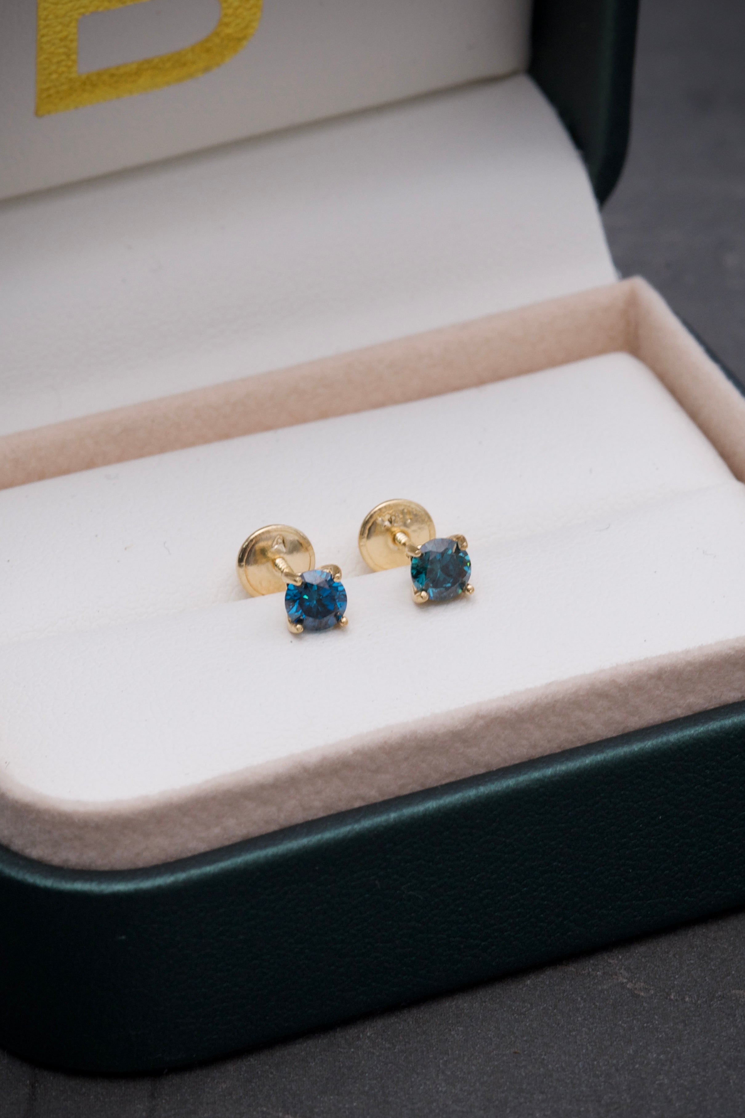 Topos con 59pts de diamante azul 0.9gr / Largo 0.41cm / Oro Amarillo (Joya) M