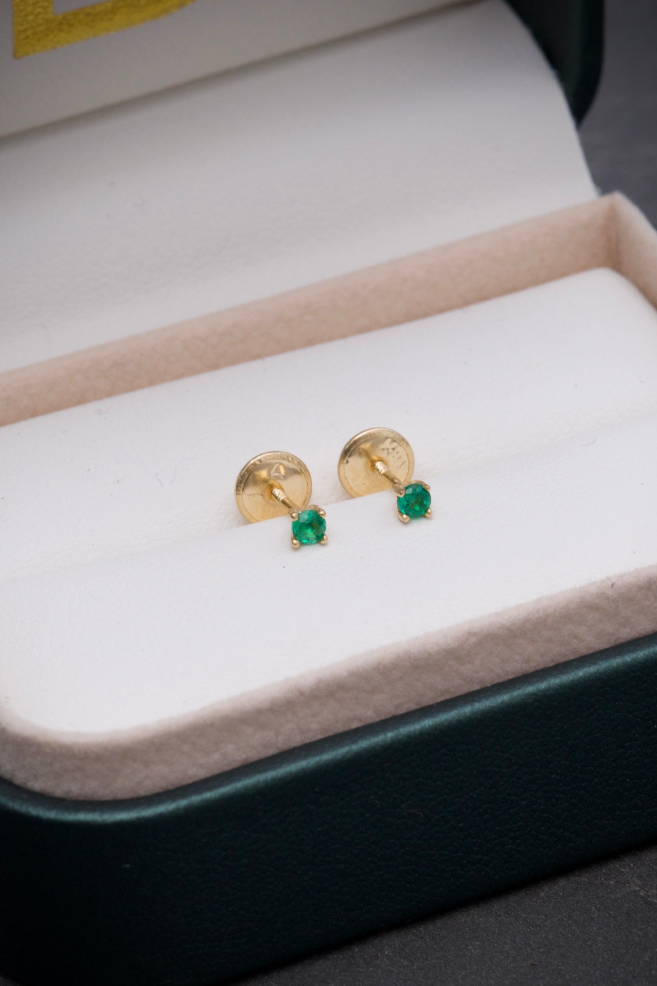 Topos Con 13Pts De ESmeralda 0.5gr / Largo 0.24cm / Oro Amarillo (Joya) M