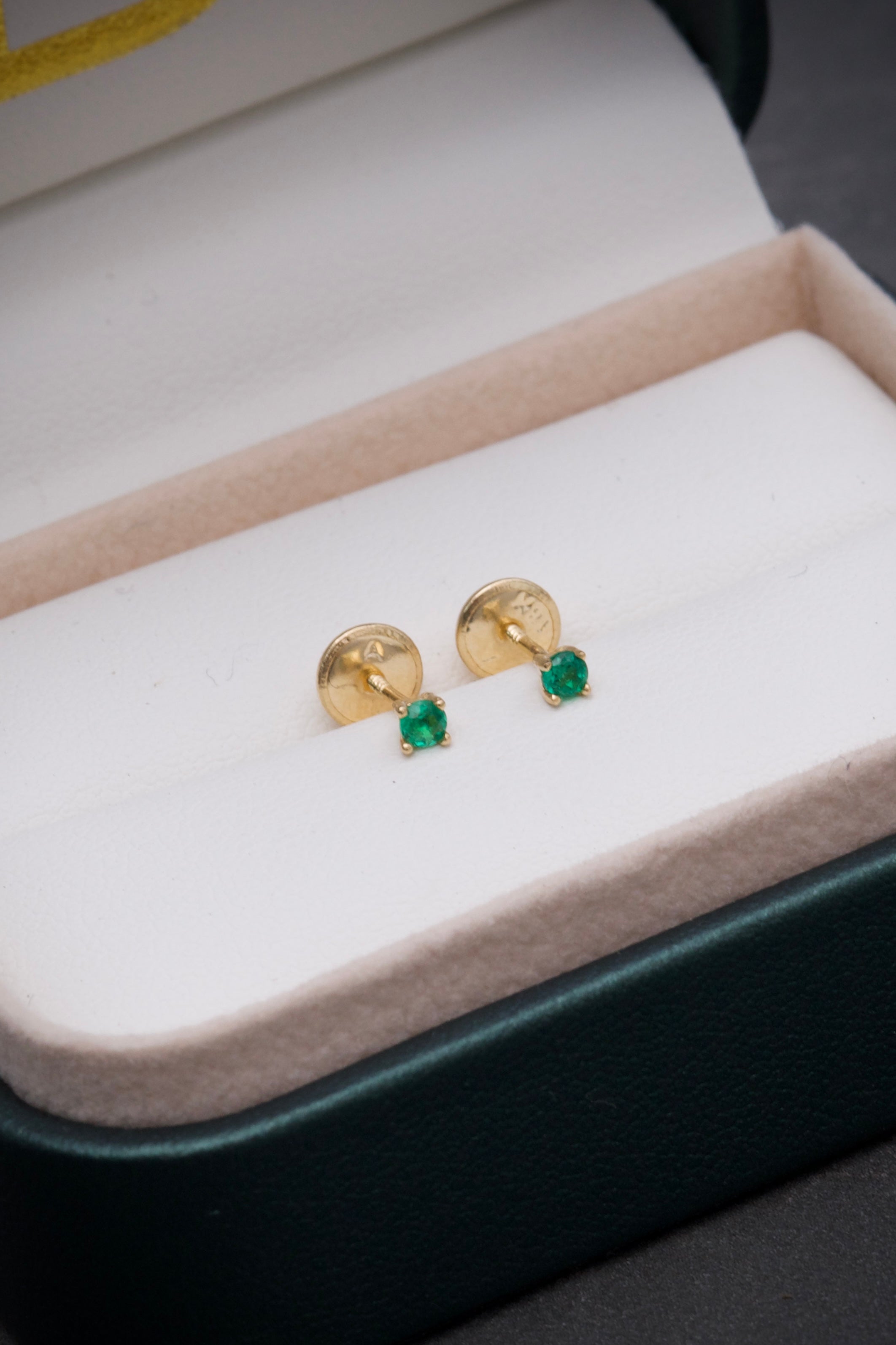 Topos con 13pts de esmeralda 0.5gr / Largo 0,26cm / Oro Amarillo (Joya) P