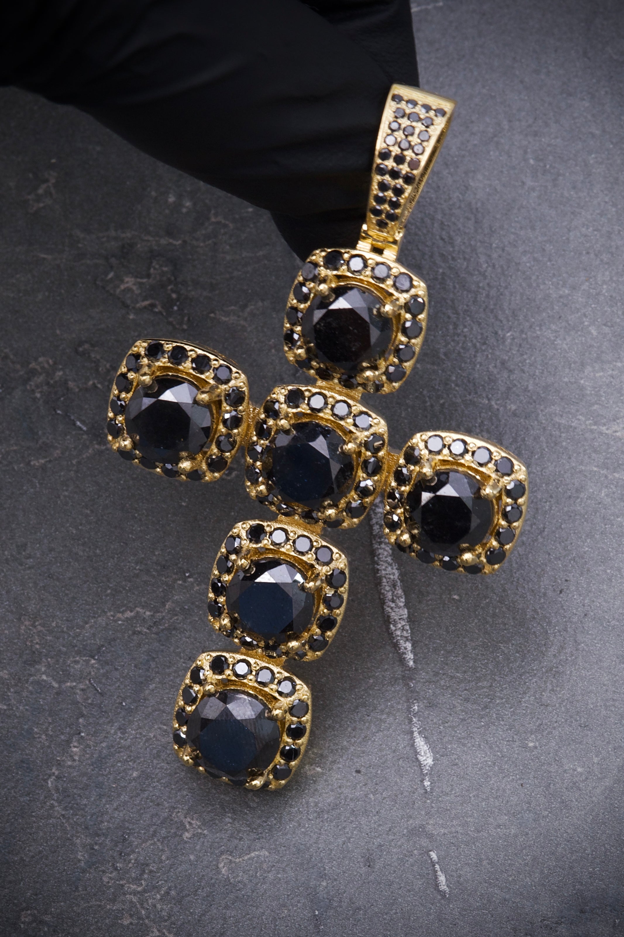 Dije Cruz Con 1.933Pts Centrales Y 415Pts Laterales Diamante NEgro 38.15gr / Largo 7.0cm / Oro Amarillo (Joya) M