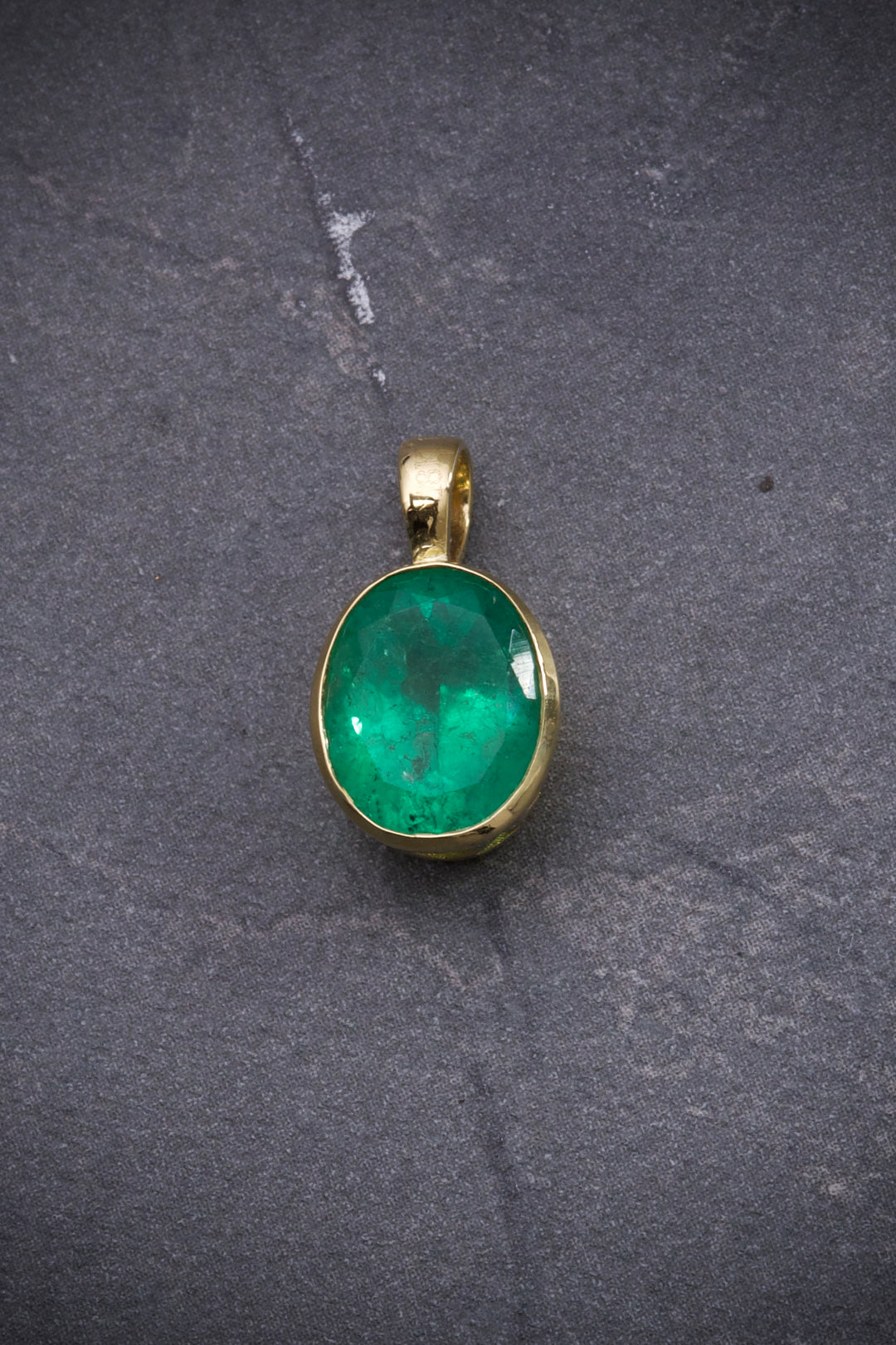 Dije con esmeralda de 190pts 2.1gr — Oro Amarillo