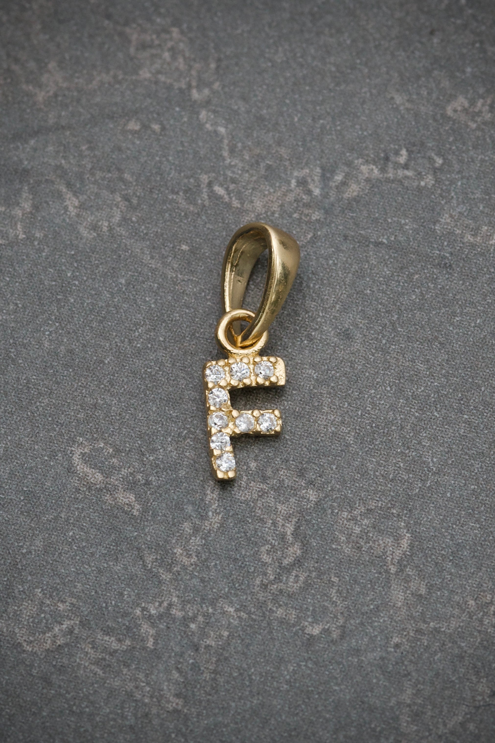 Dije de letra F con swarovski blanco 0.4gr / 1.4cm / Oro Amarillo Nac B