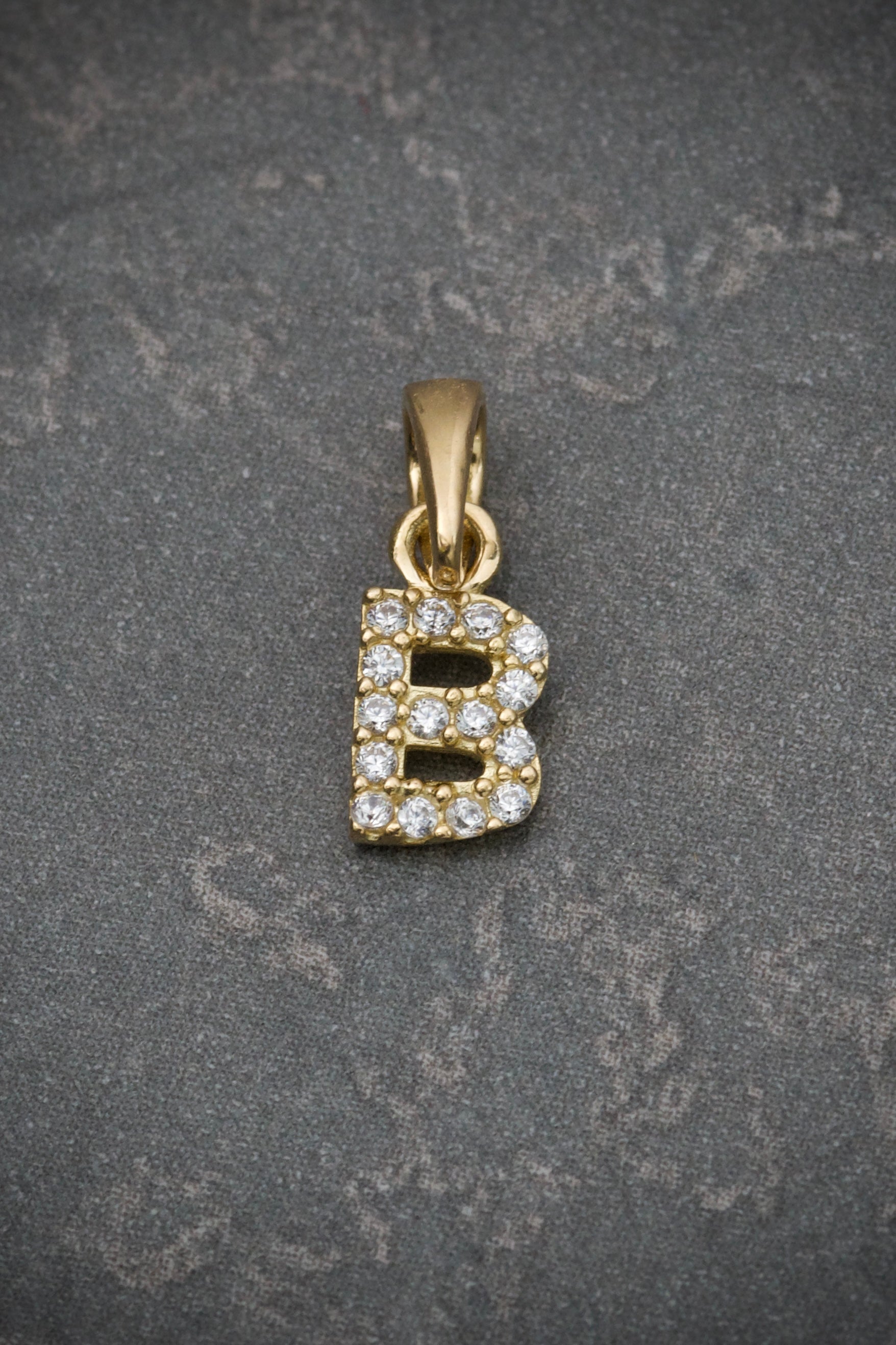 Dije de letra B con swarovski blanco 0.5gr / 1.4cm / Oro Amarillo Nac B