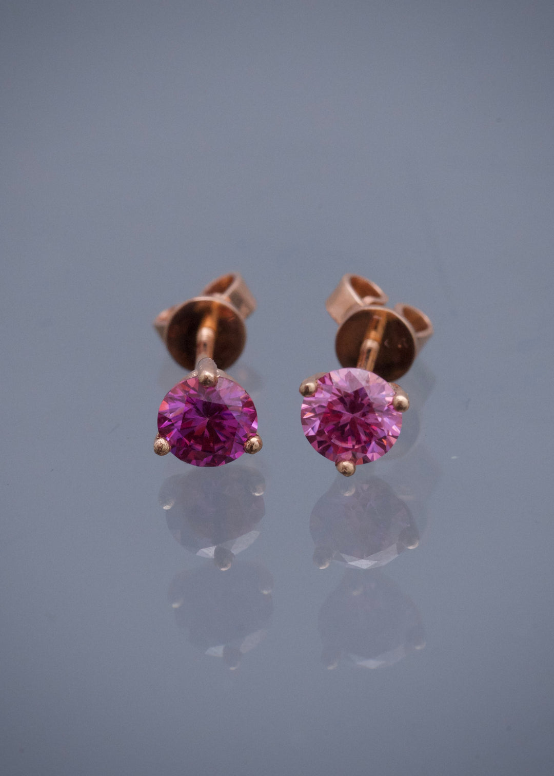 Topos con 90pts de moissanita rosada 1.4gr / Largo 0.53cm — Oro Rosado