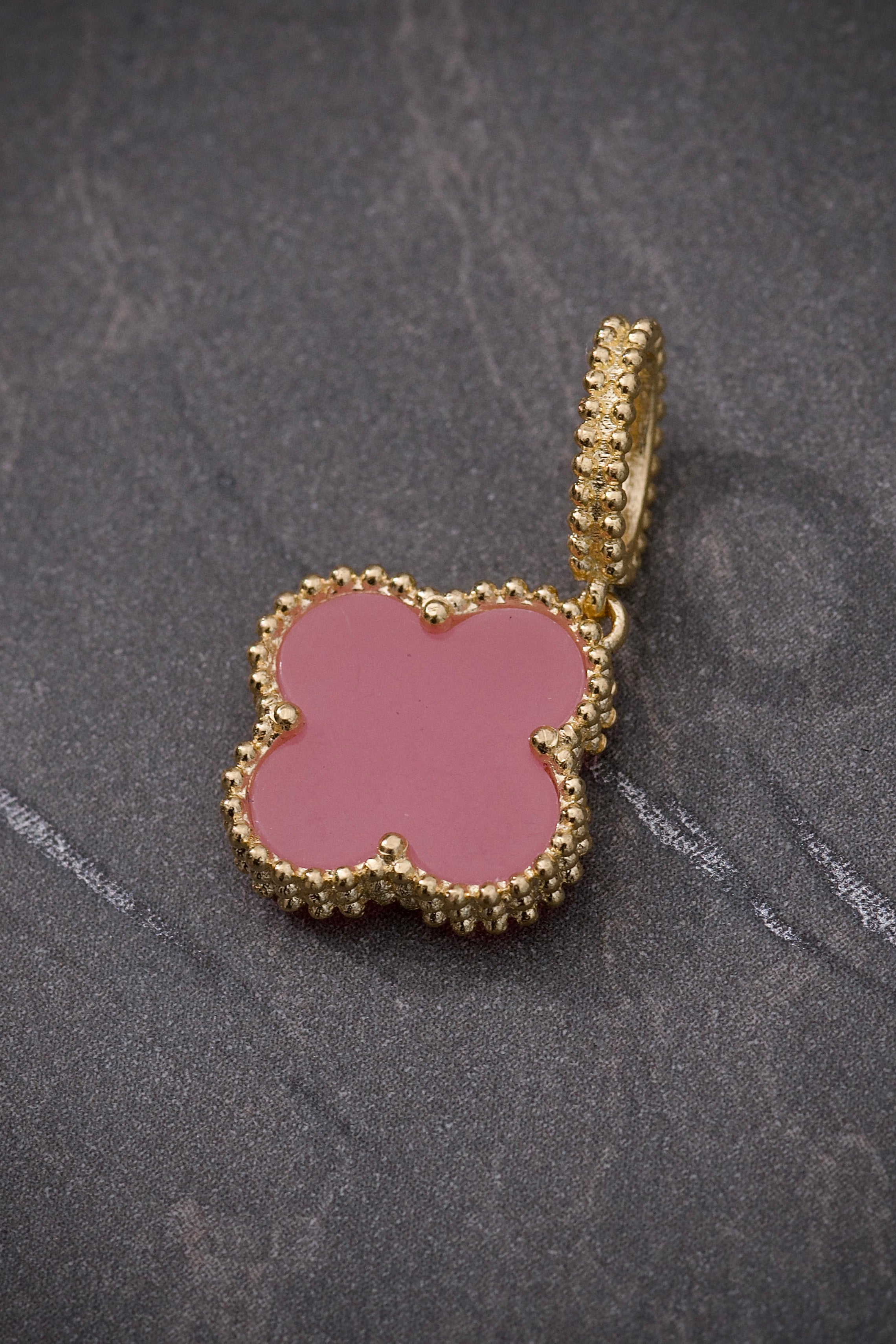 Dije Lucky Clover Piedra Rosada 1.7gr / Largo 2.3cm / Oro Amarillo Nac M